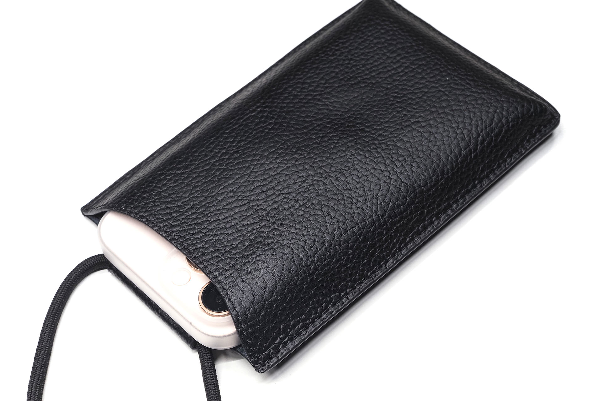 ケースを装着したiPhone 16 Pro Maxがやや余裕で収まった。ただし、iPhone 16 Pro Maxの端が少し出てしまう。