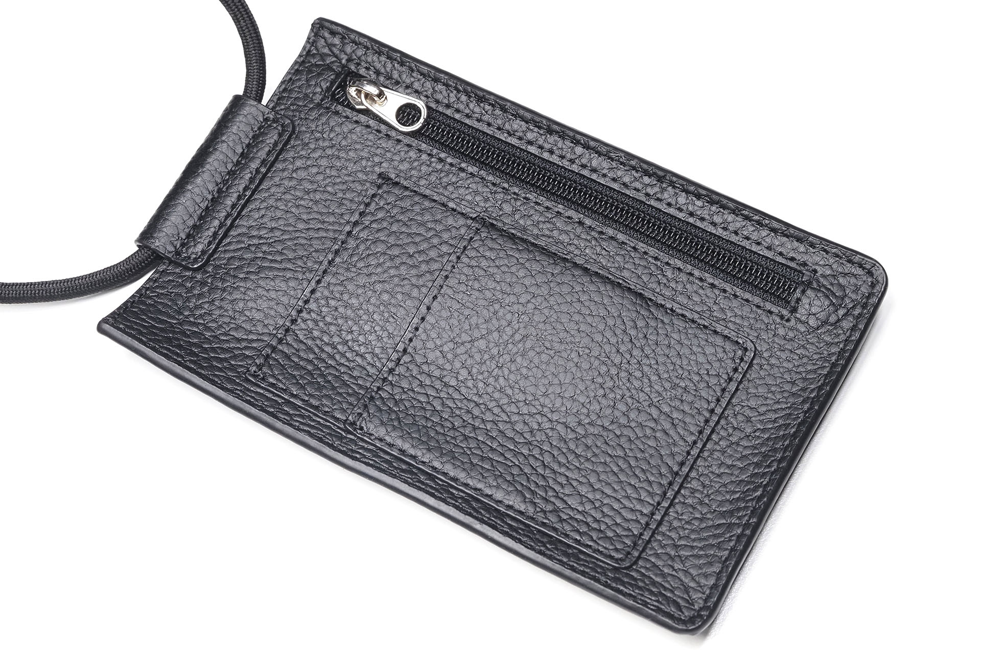 その裏側にはカードポケット×2とファスナーポケット×1がある。