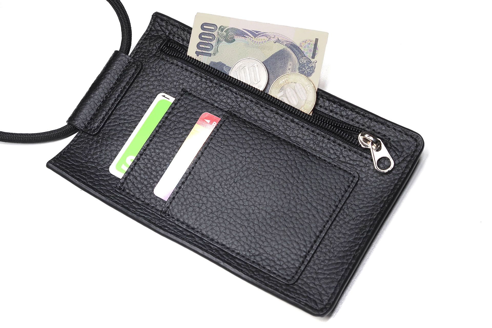 それぞれのカードポケットには、カードを4枚程度まで重ねて入れられる。ファスナーポケットには紙幣や硬貨を入れられる。