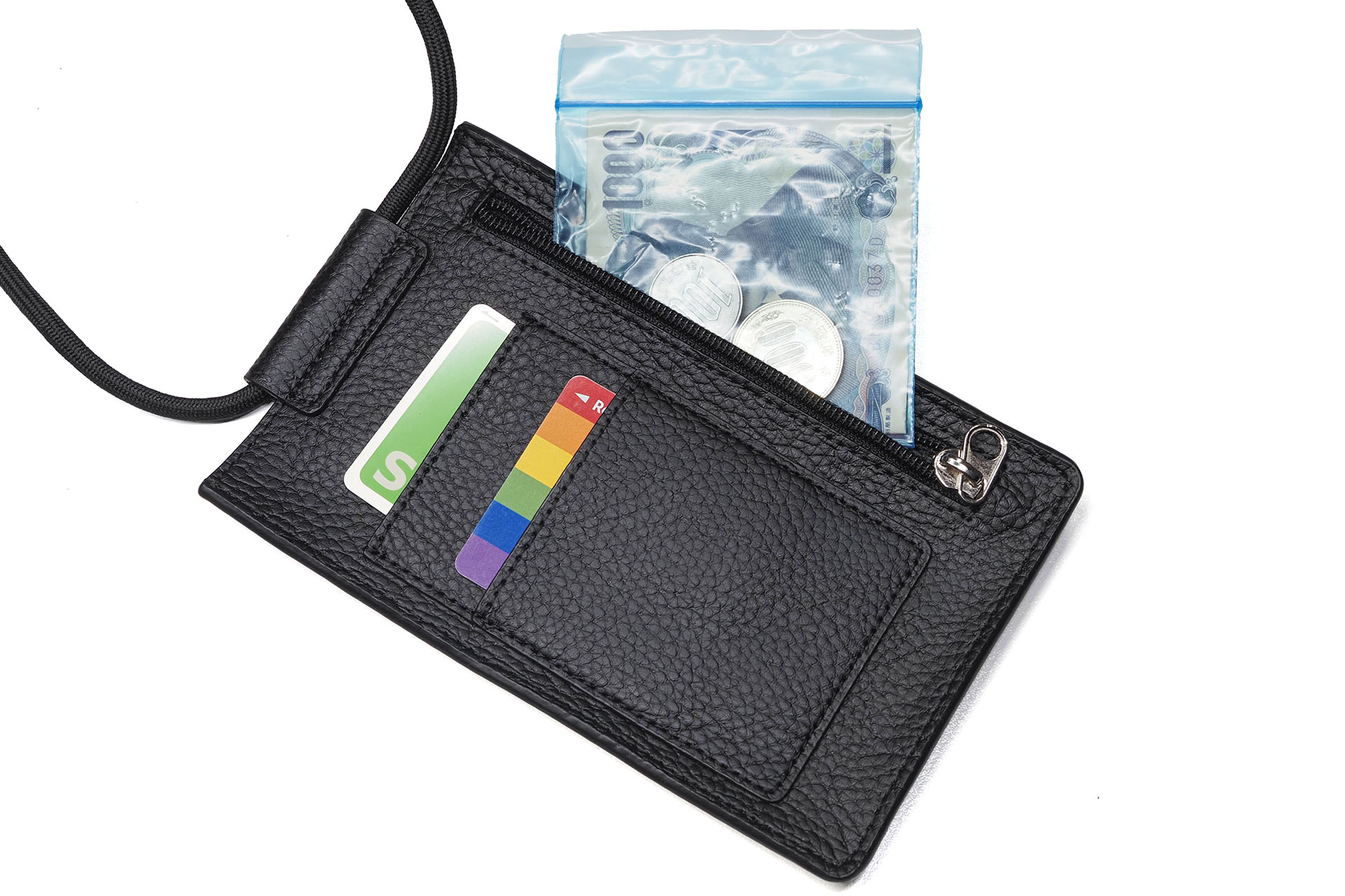 ポーチには玄関の鍵、少々の現金、電子マネーカードを入れ、それを玄関に置いている。出掛けるときはこのポーチにスマートフォンを入れ、斜め掛けして外出。「老眼鏡もさしておこうかな～～」と思ったが、「iPhoneの拡大鏡アプリ使えばいいか～」と。