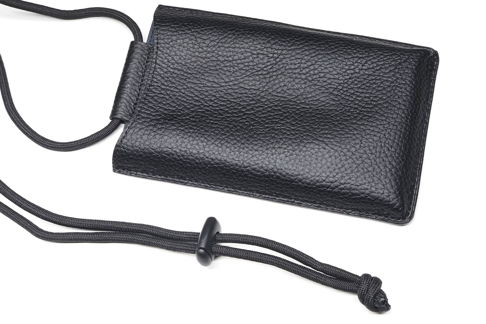 細すぎず柔らかめのスリングは体へのフィット感が良好。スリングの長さ調節もしやすい。スリングはいっぱいに伸ばした状態で約72cm（全長約145cm）。ポーチ素材は牛革で安っぽい感じではない。