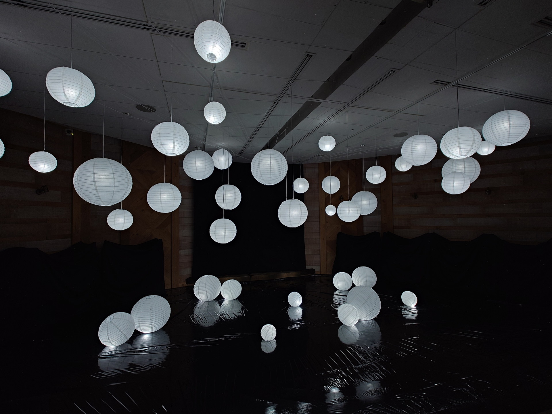 左が「Xperia 1 VII」撮影、右が「Xperia 1 VI」撮影（縮小加工済み）。超広角レンズでの暗所撮影の性能が強化された