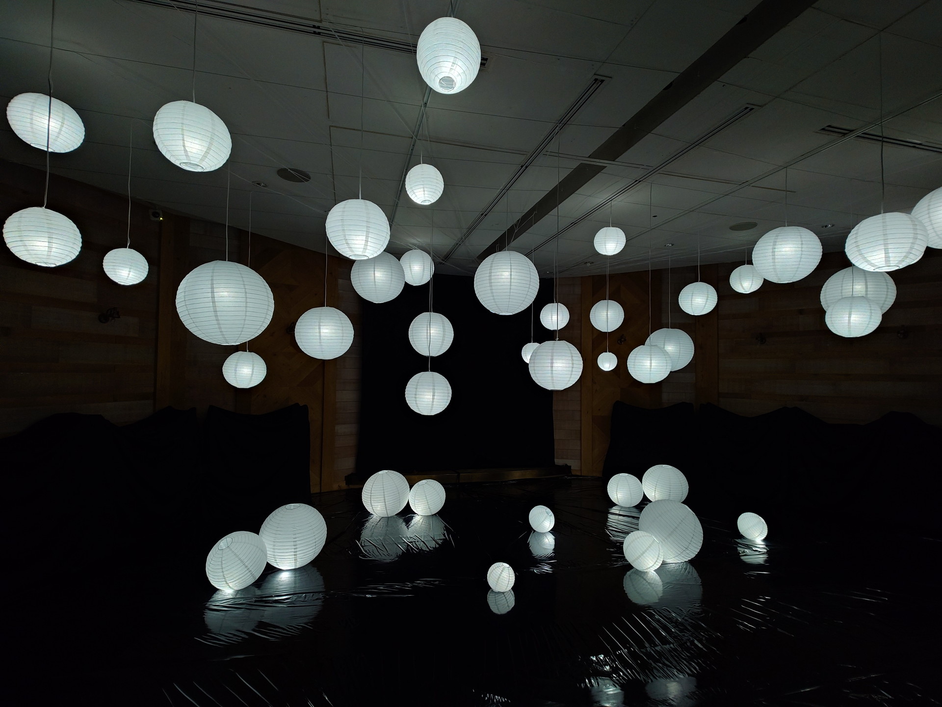 左が「Xperia 1 VII」撮影、右が「Xperia 1 VI」撮影（縮小加工済み）。超広角レンズでの暗所撮影の性能が強化された