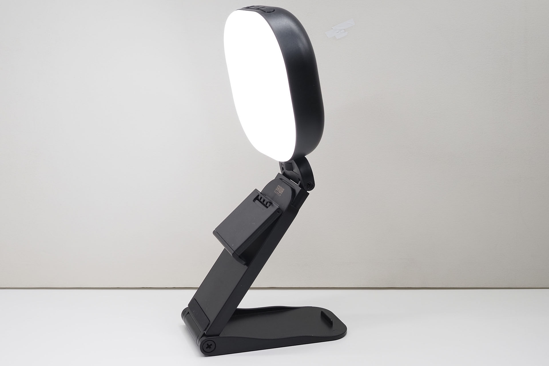 書類を照らす場合、LED066をこんな形状にして使いことが多い。