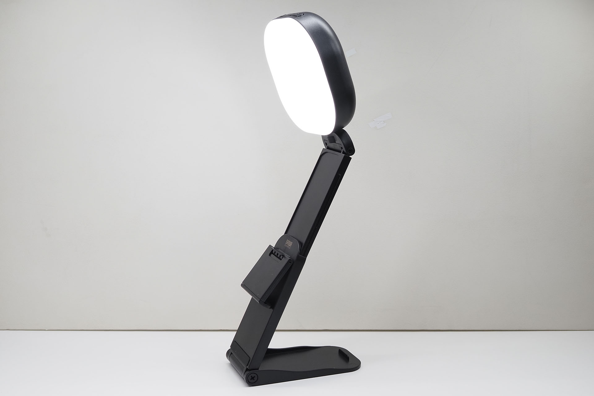 書類が大きめの場合、LED066のライト位置を高くして使ったりする。