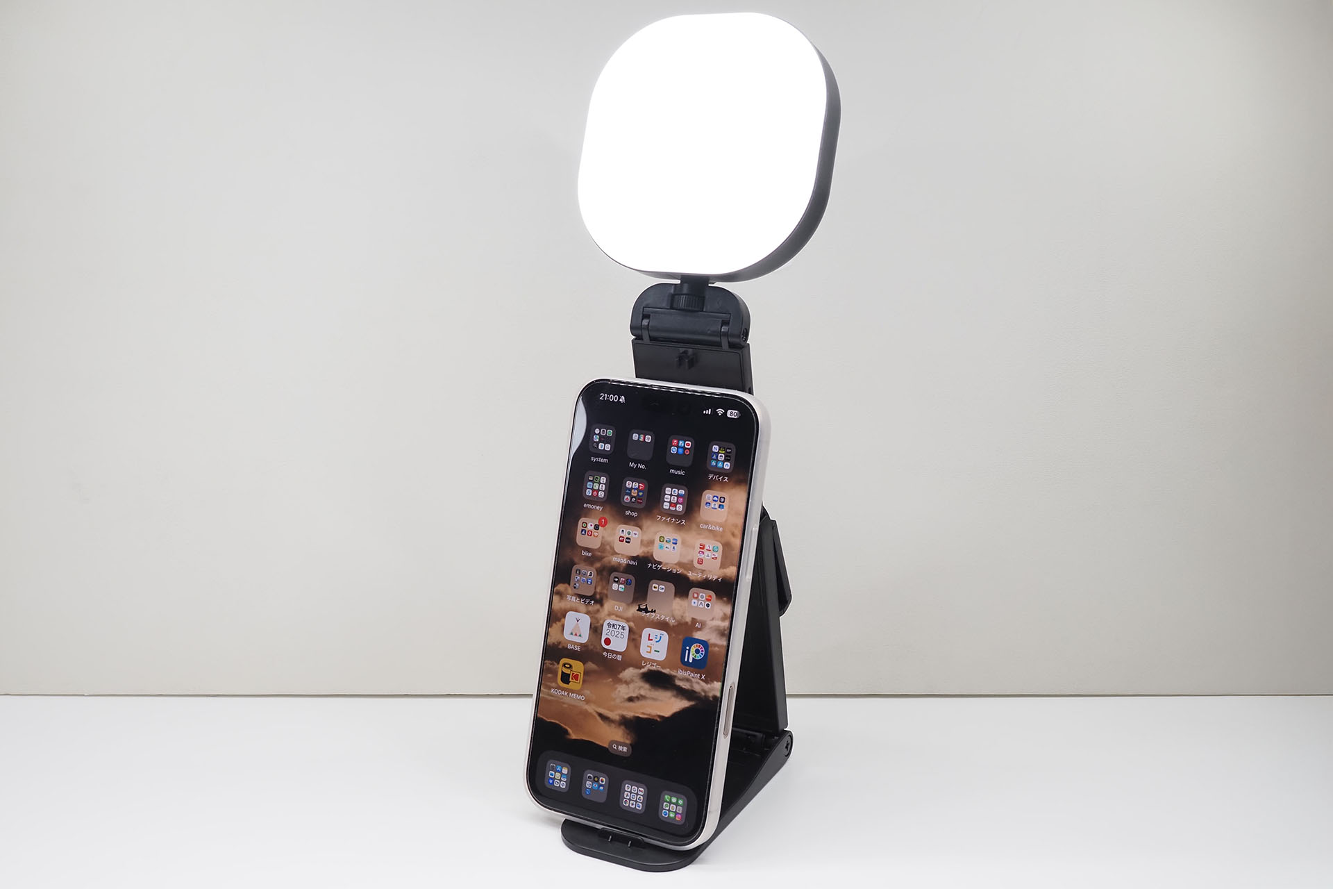 スマートフォンスタンド機能があるので、自撮りしつつのストリーミング配信の補助光としても使える。ビデオ通話をするときの補助光にしても便利。