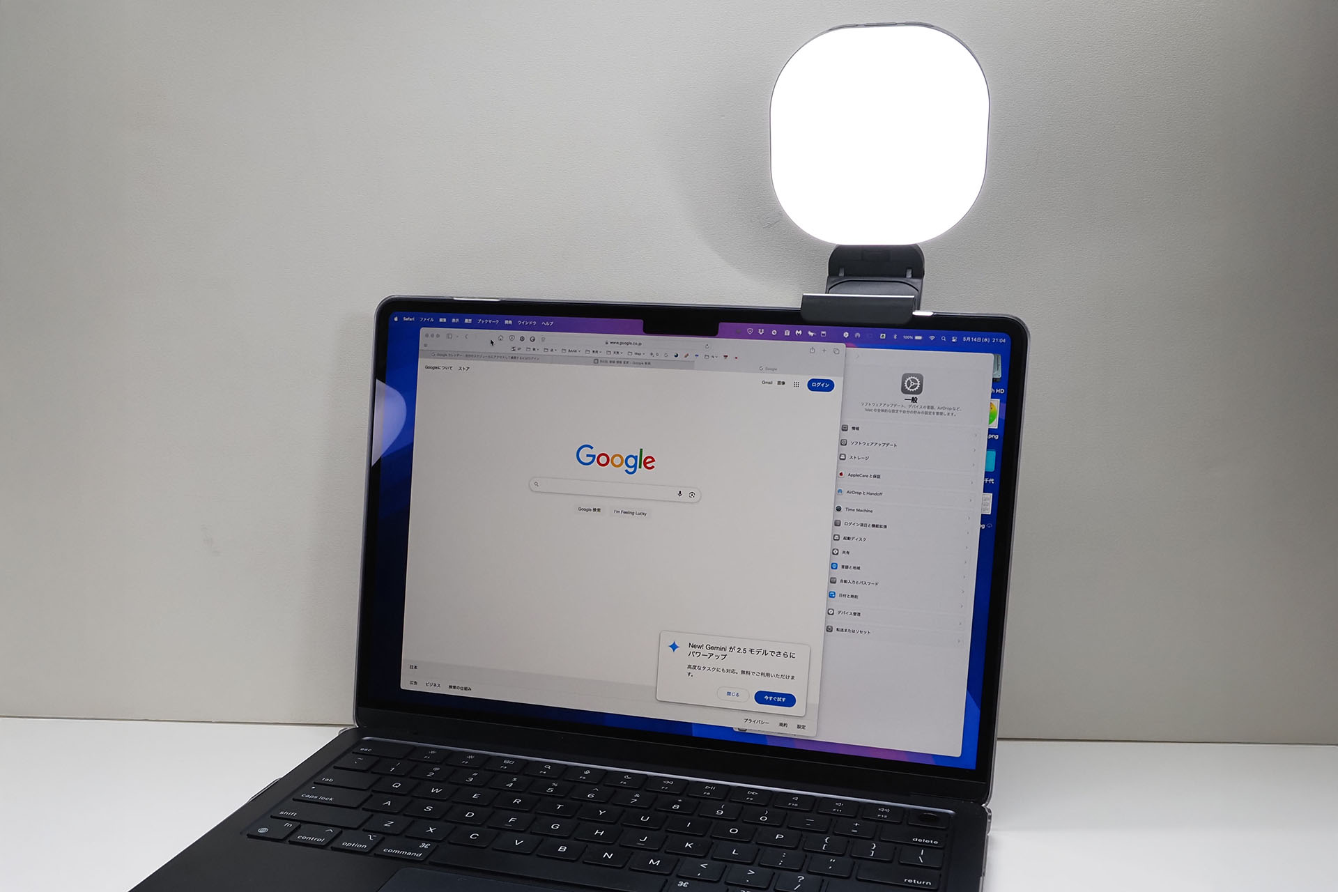 ノートPCにも引っ掛けられた。LED066の重さは約120gなので、ノートPCのディスプレイに引っ掛けても不安感はない。