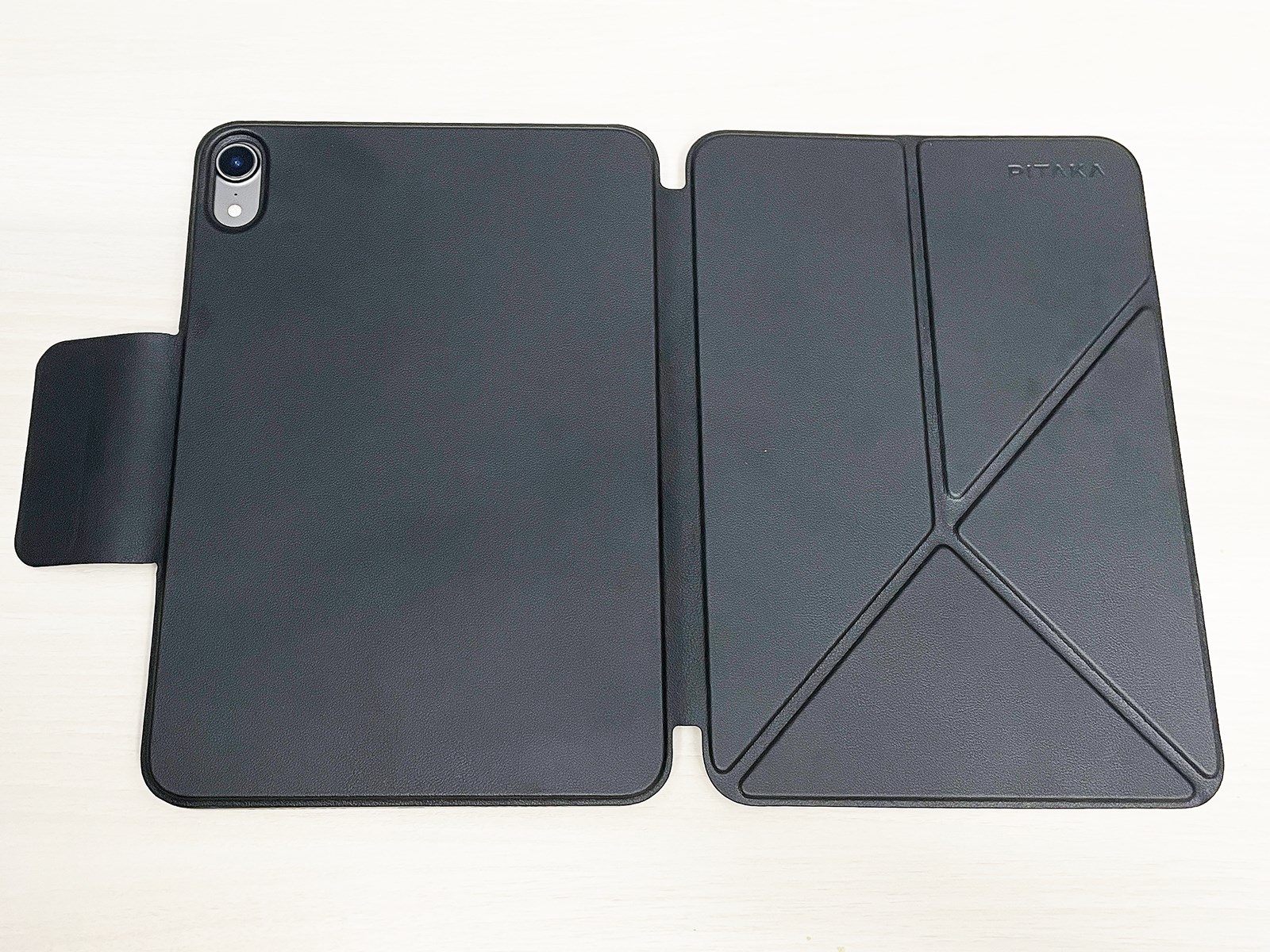 PITAKA「MagEZ Folio 2」。USB-C端子搭載iPad Pro/Air／mini用のケースカバーです。