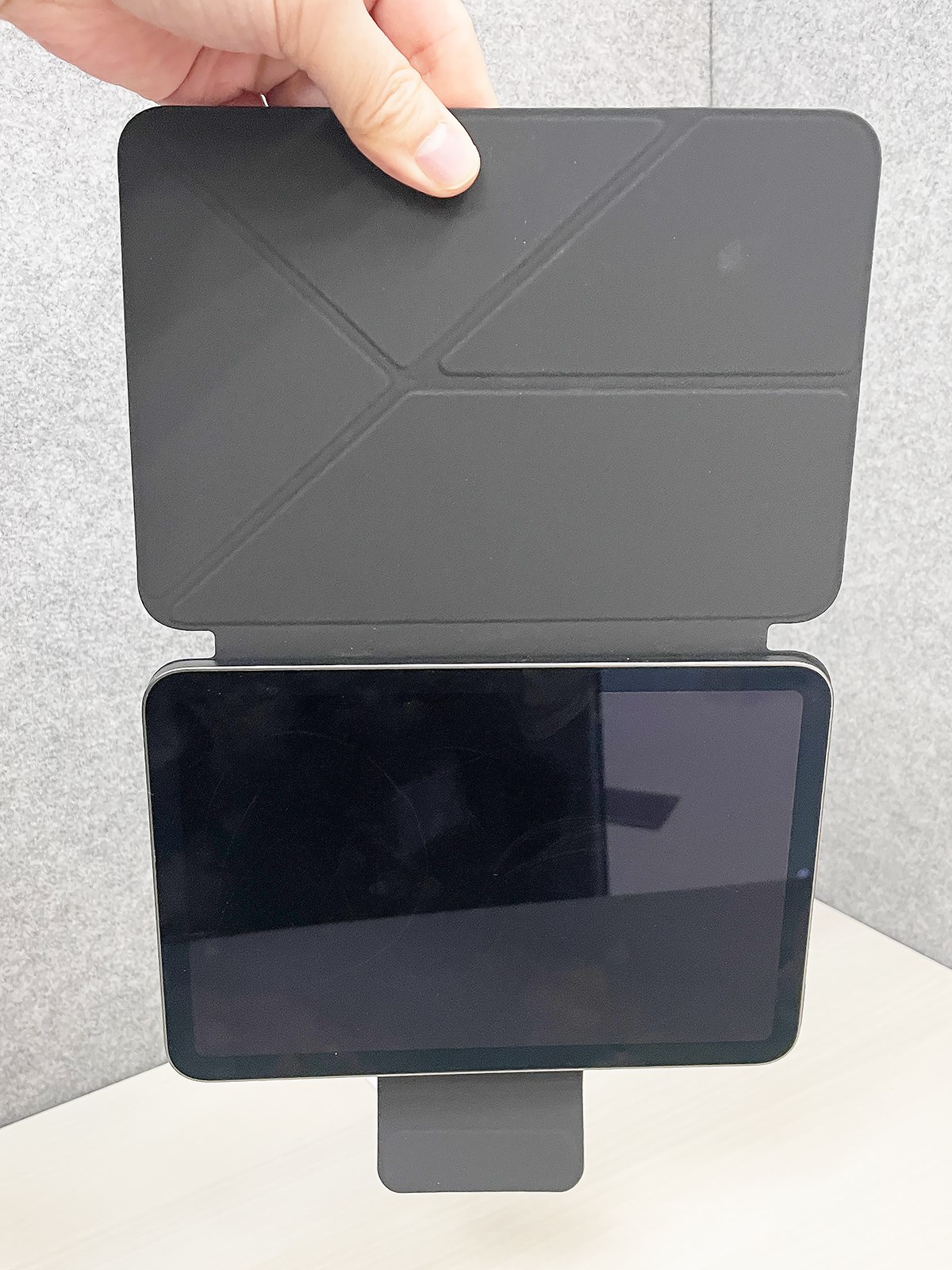 iPadとは背面の磁石で装着する仕込み。磁石は割と強力で、フタだけ持ってぶら下げても落ちません。