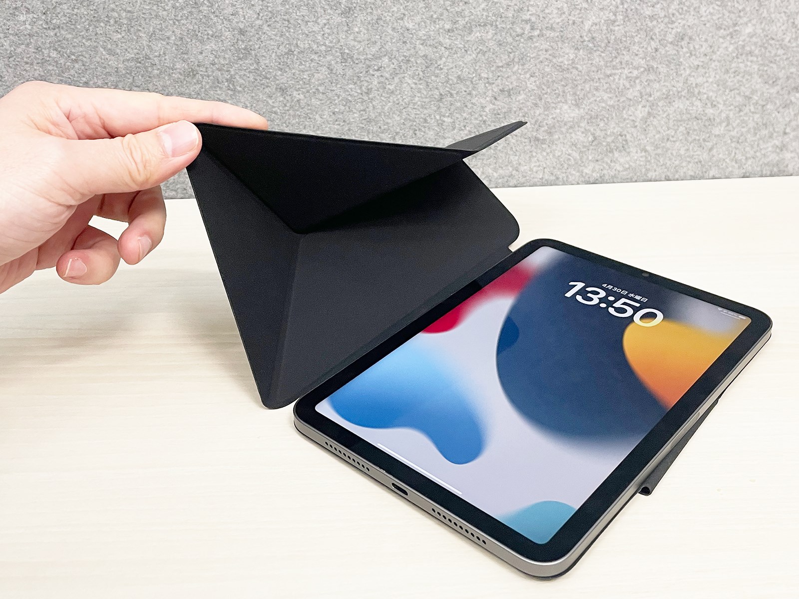 フタ部分の複雑な模様を山折り・谷折りすることで、スタンドとして機能させることができます。