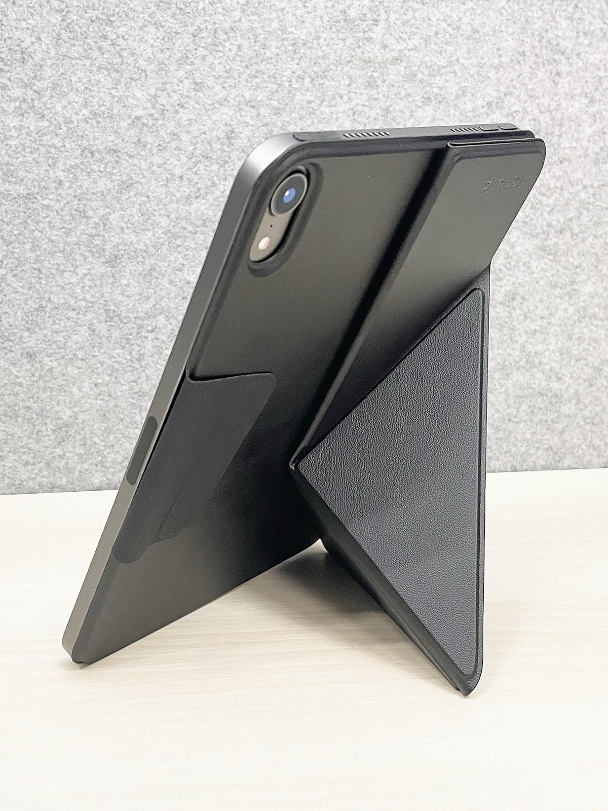 タテ置きして長いコンテンツや本を読むのに最適な角度。