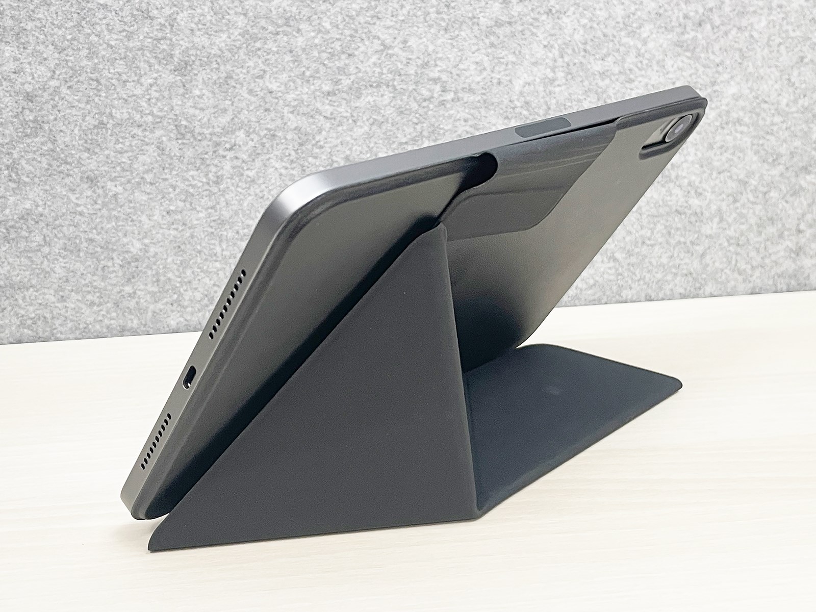 そのままヨコ置きしても動画などを見るのに良い感じの角度になります。