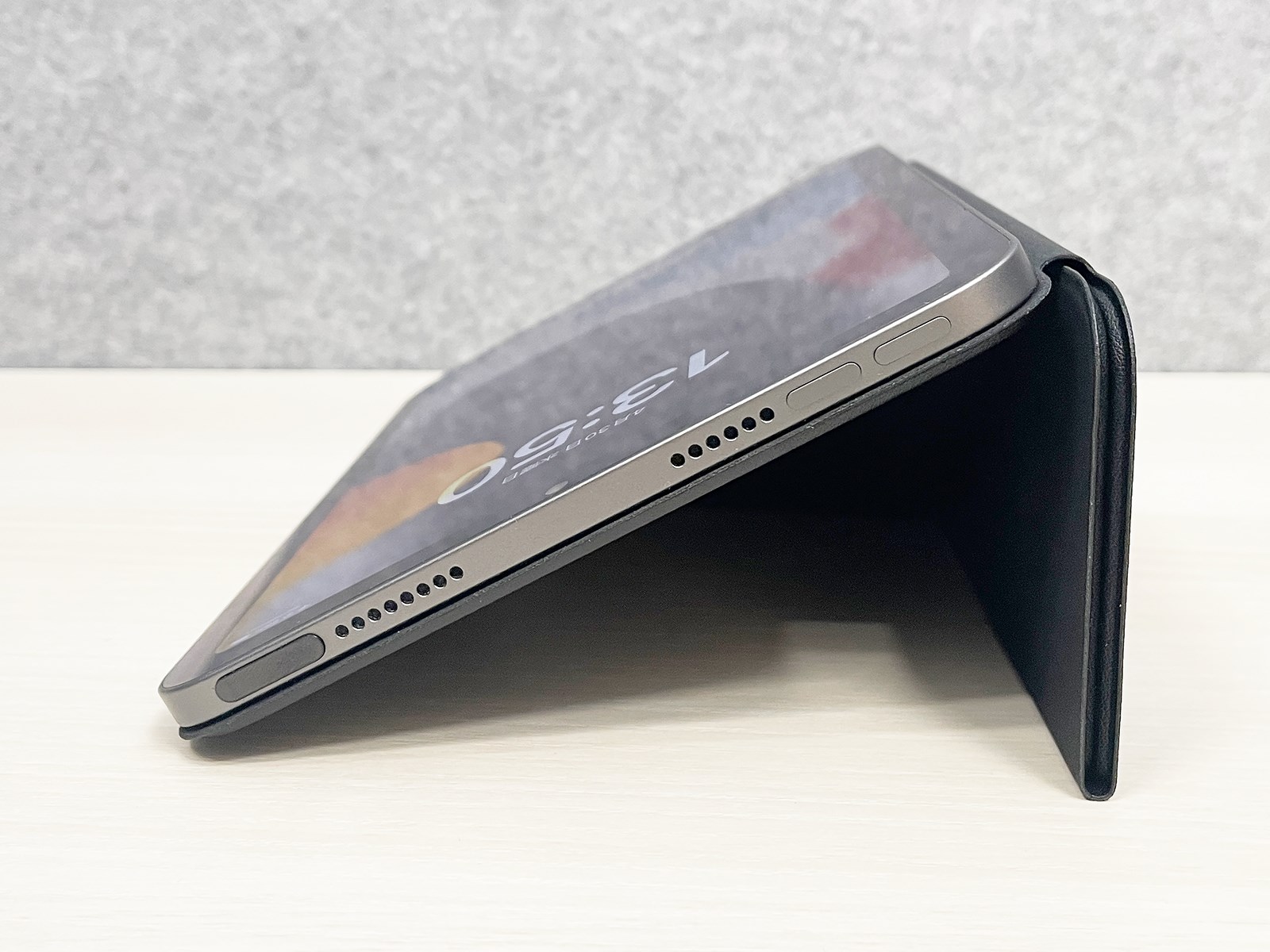 絵を描くなどiPadとペンを組み合わせて使うときに最適な角度にもできます。