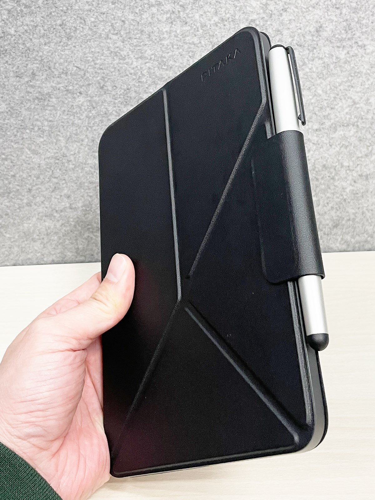 フタの「ベロ」の部分には、Apple Pencilなど細長いものを留めておくことができます。