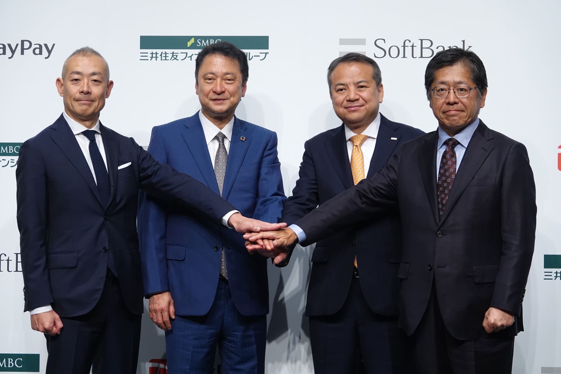 左から、PayPay代表取締役社長執行役員CEO中山一郎氏、ソフトバンク代表取締役社長執行役員兼CEO宮川潤一氏、三井住友フィナンシャルグループ取締役執行役社長グループCEO中島達氏、三井住友カード代表取締役社長執行役員CEO大西幸彦氏