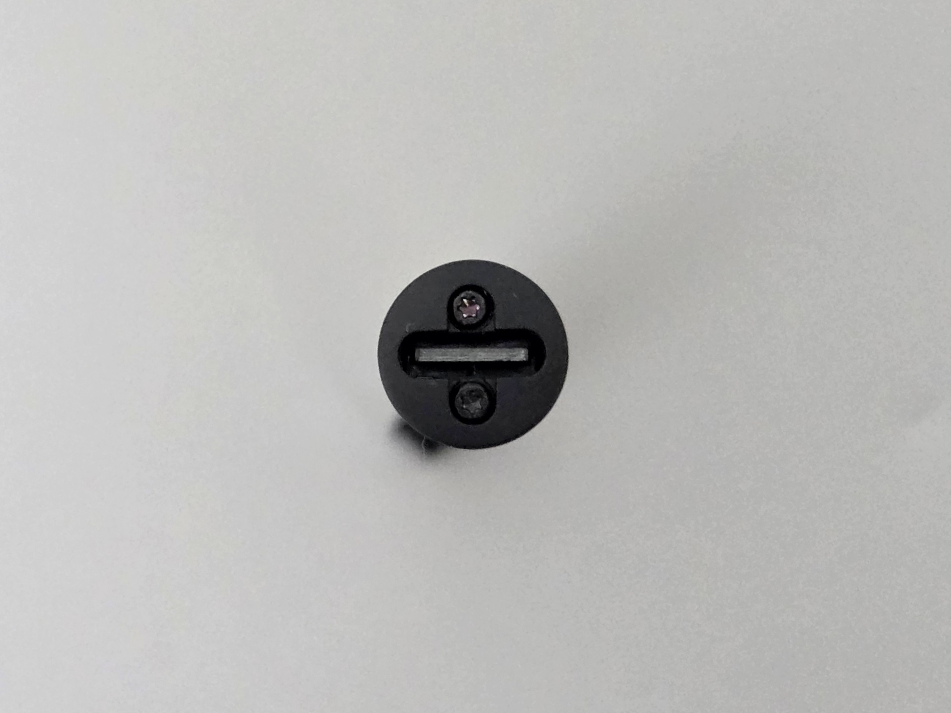 充電端子はペン尻にある。付属のUSB Type-Cケーブルを利用する
