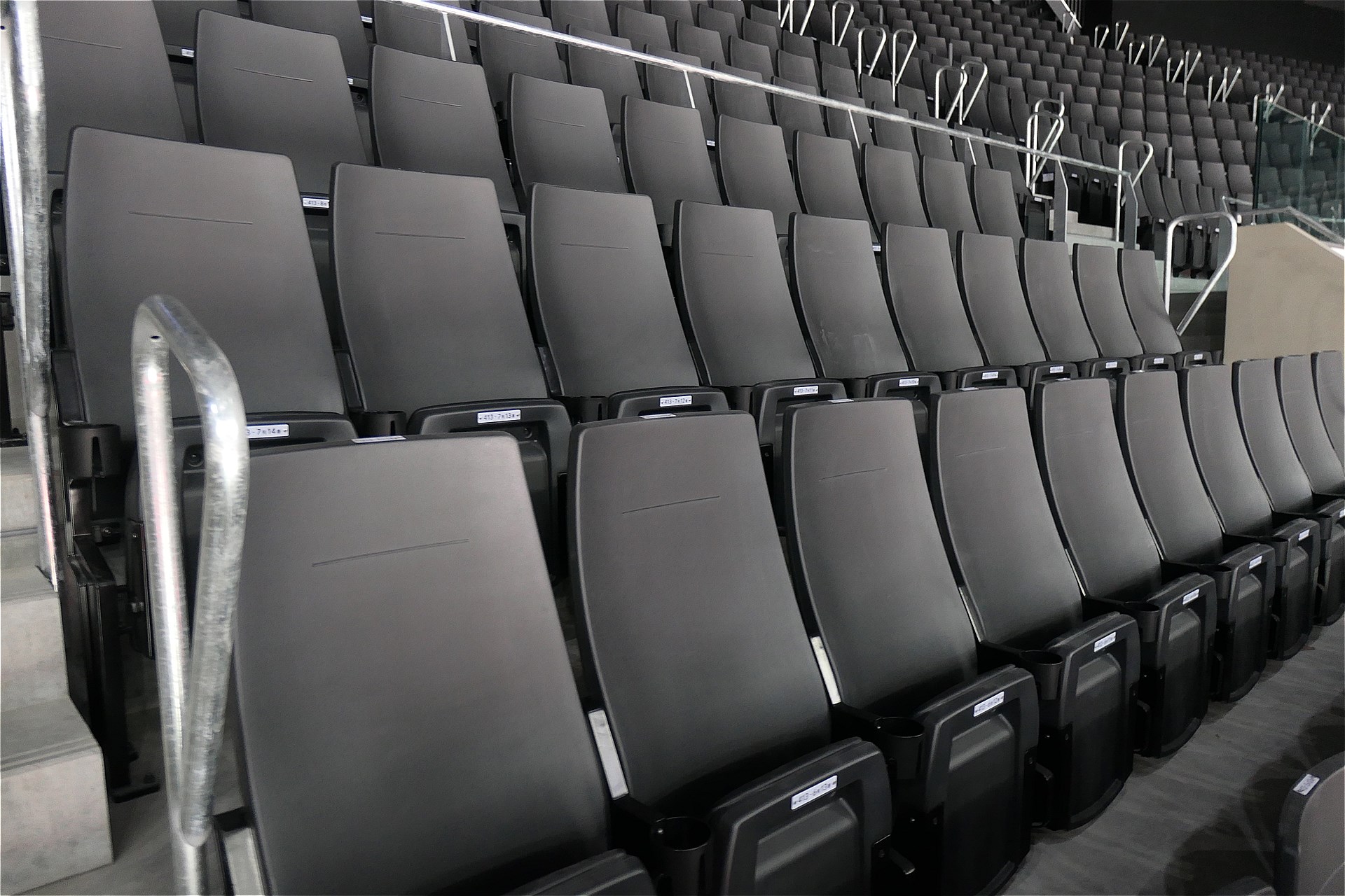 4階席はハイバックなシート。通路を通るとき、手すり代わりにしてもらうためだという