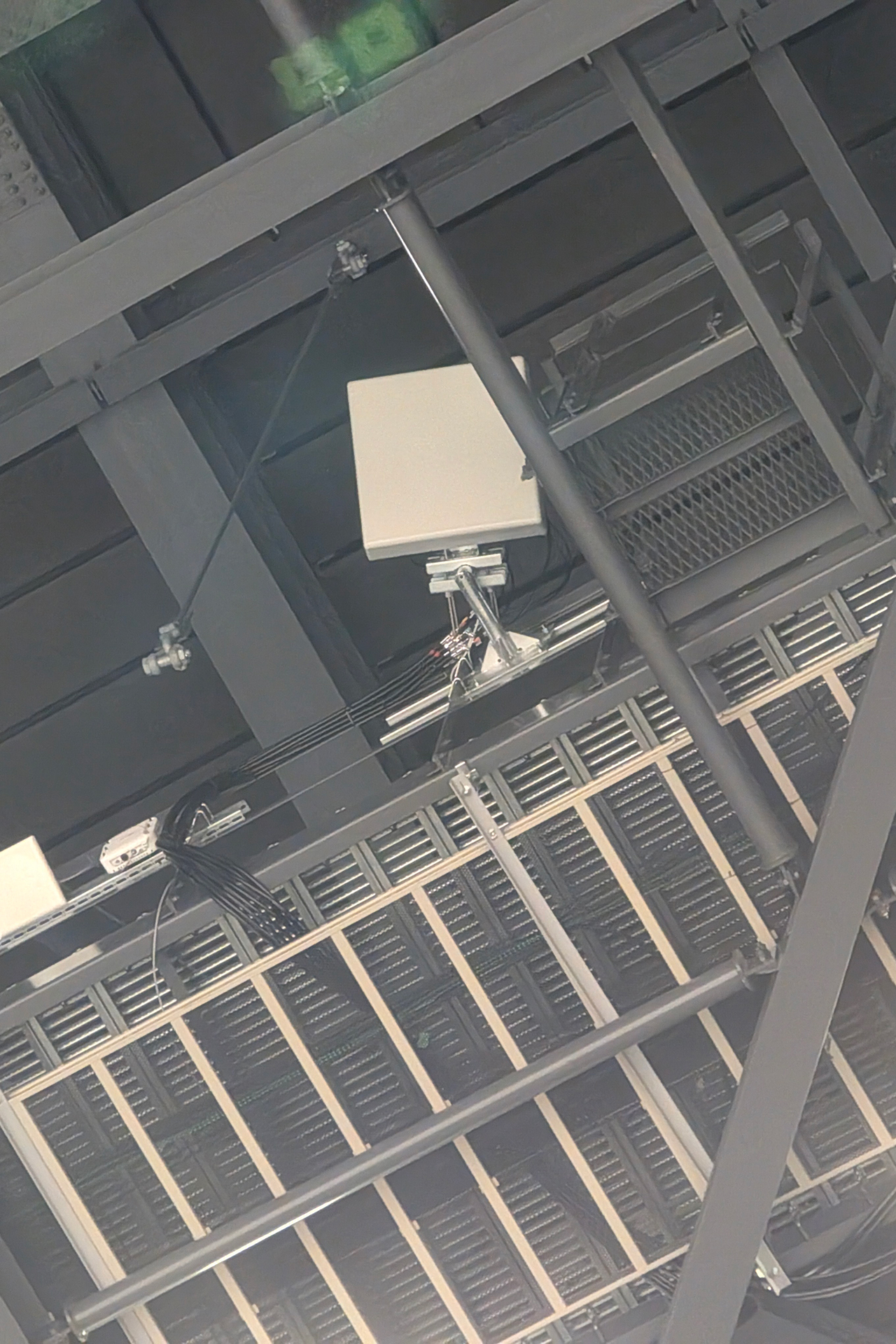 メインアリーナの天井にあるミリ波対応らしきアンテナ