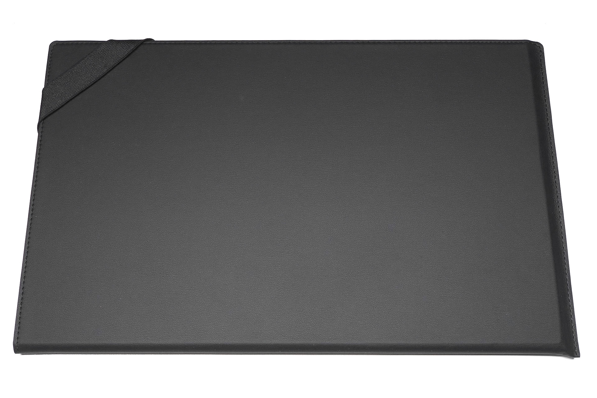 Wacom Movink 13がちょうど収まるケース。ケースの上と横の1辺ずつが開き、開口した端を伸縮ベルトで留めるタイプ。ケースはセミハード素材で、画面保護に十分役立つという感触。