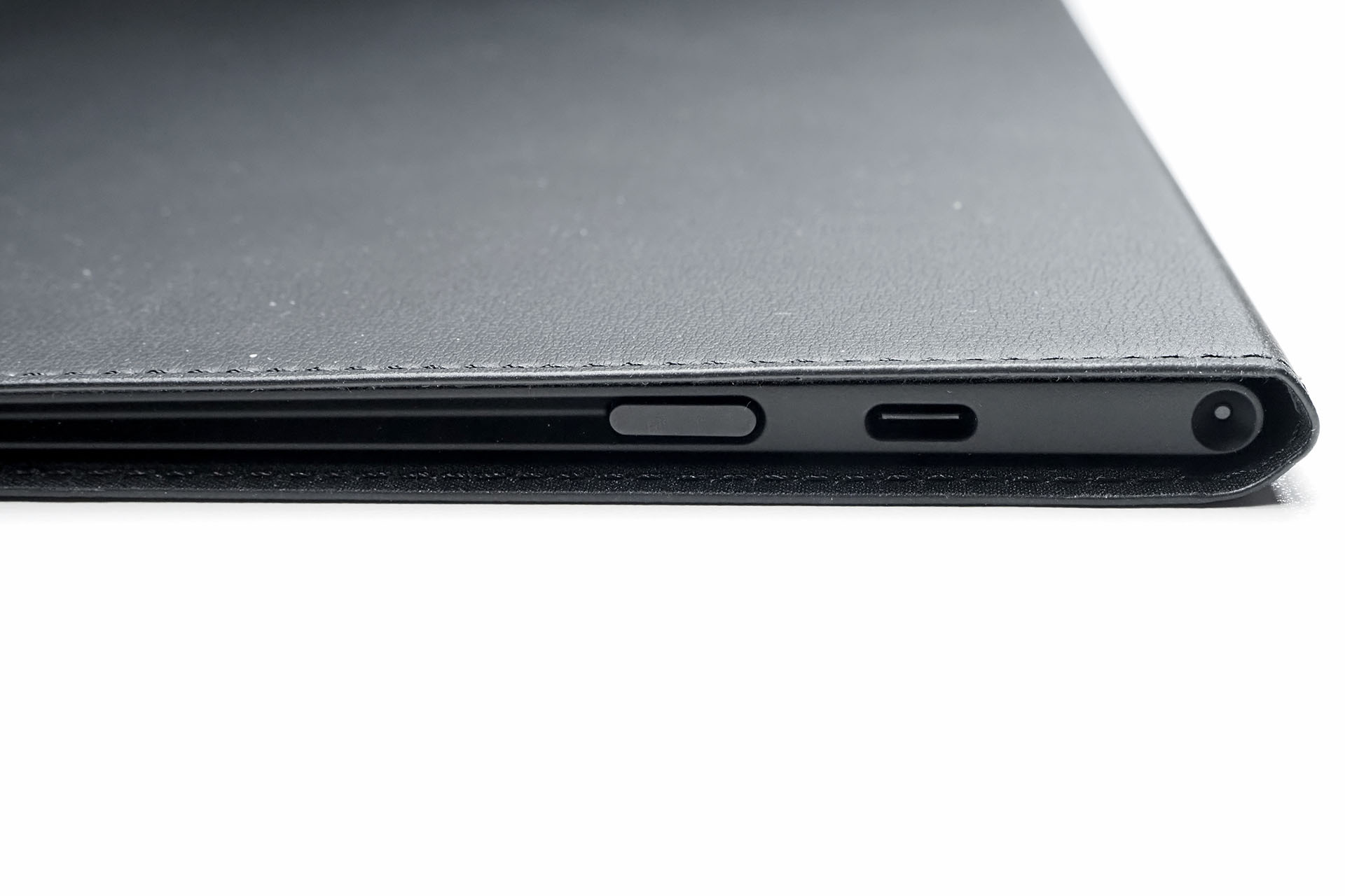 Wacom Movink 13がピッタリ入り、厚みがないので携帯性も良好。手軽に出し入れできるので、Wacom Movink 13の室内保管にも便利だ。