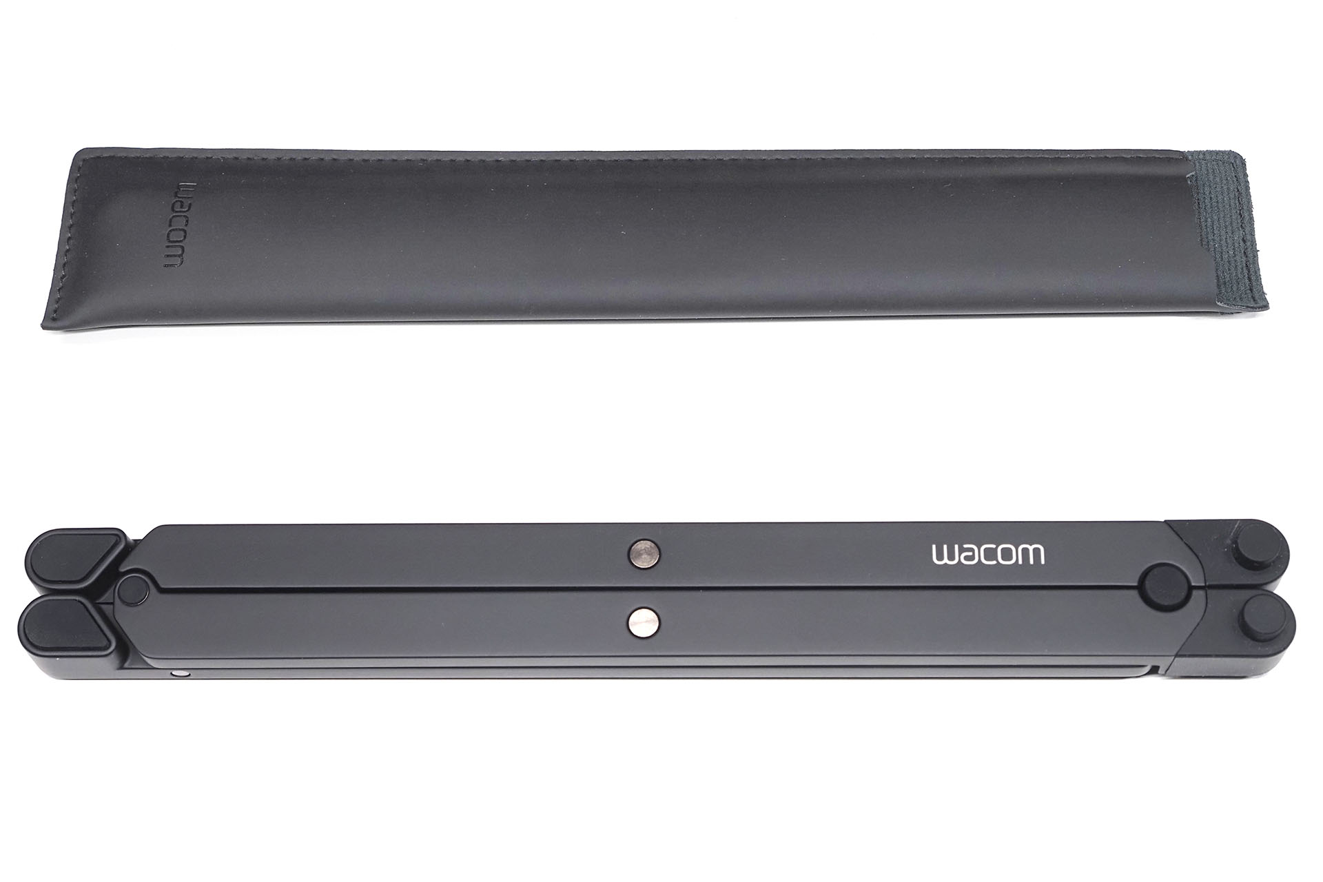 「Wacom Foldable Stand（ACK652Z）」は重さ200gの折りたたみ式スタンド。ケース付きで持ち運びしやすい。