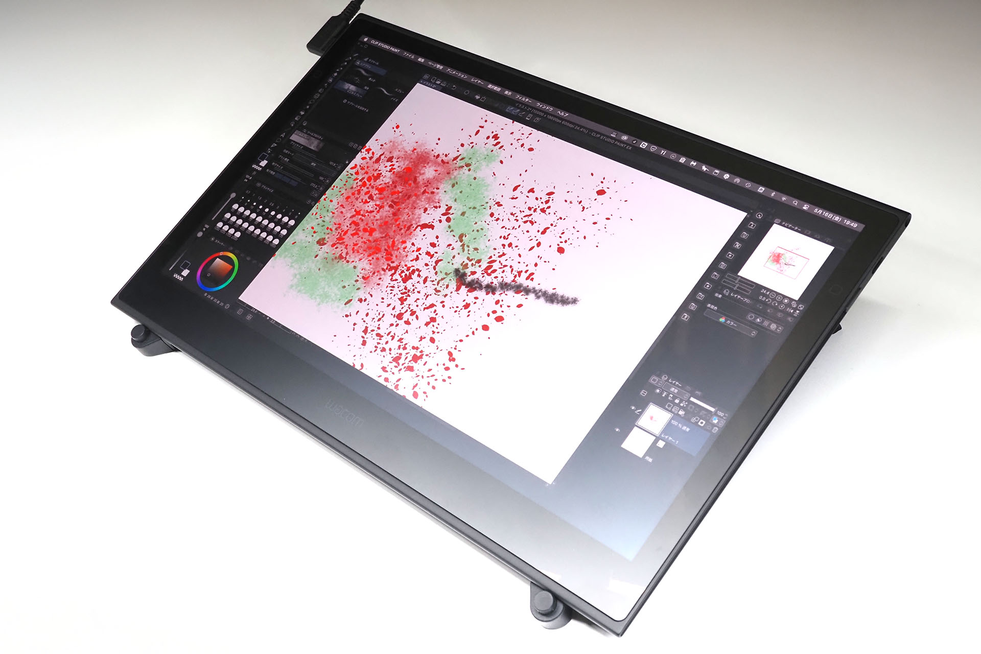 Wacom Movink 13を乗せた様子。安定性が非常によく、Wacom Movink 13が滑ったり揺れたりすることはまずない。