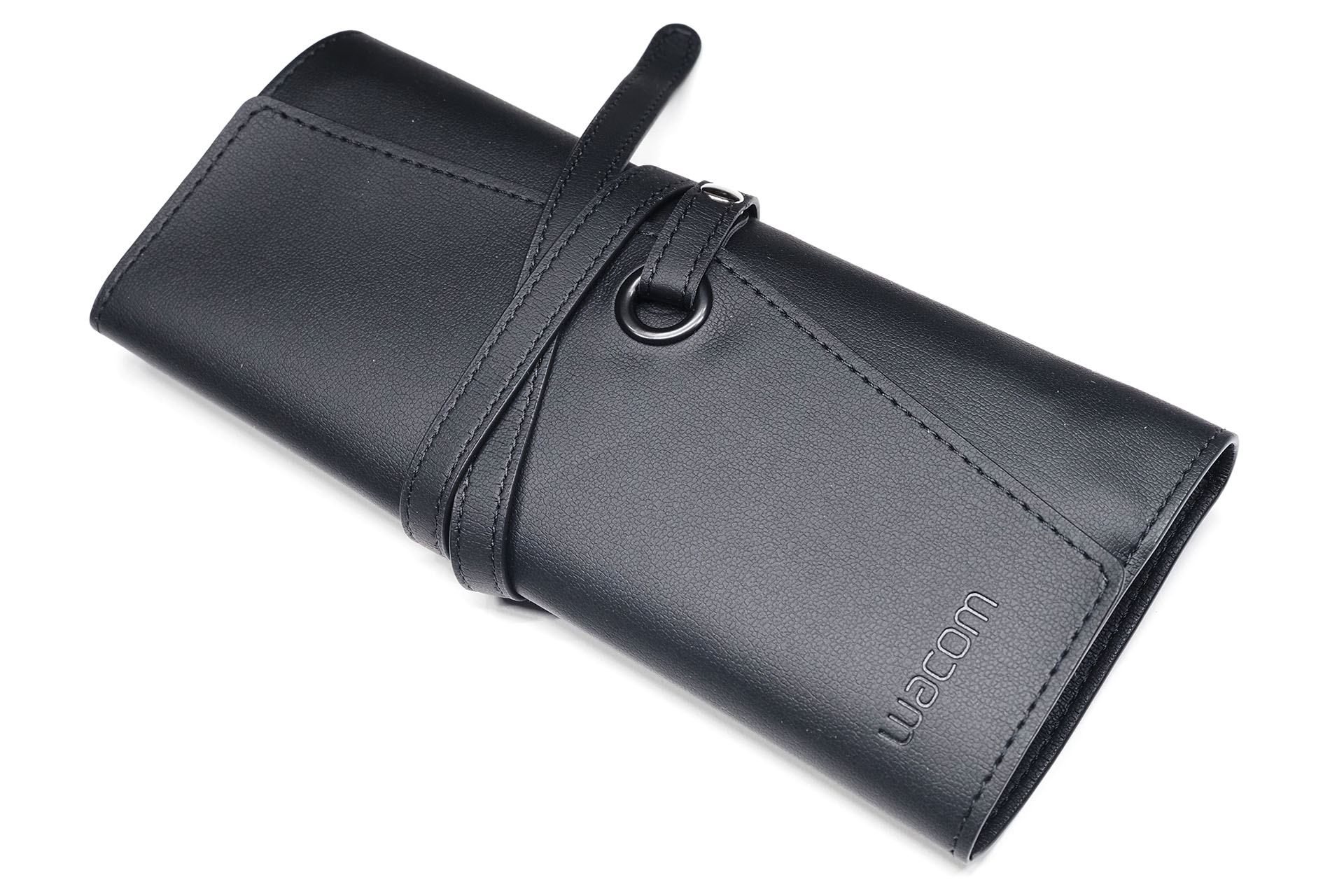 「Wacom Rollup Case（ACK45215Z）」はストラップを巻いて閉じるタイプのケース。