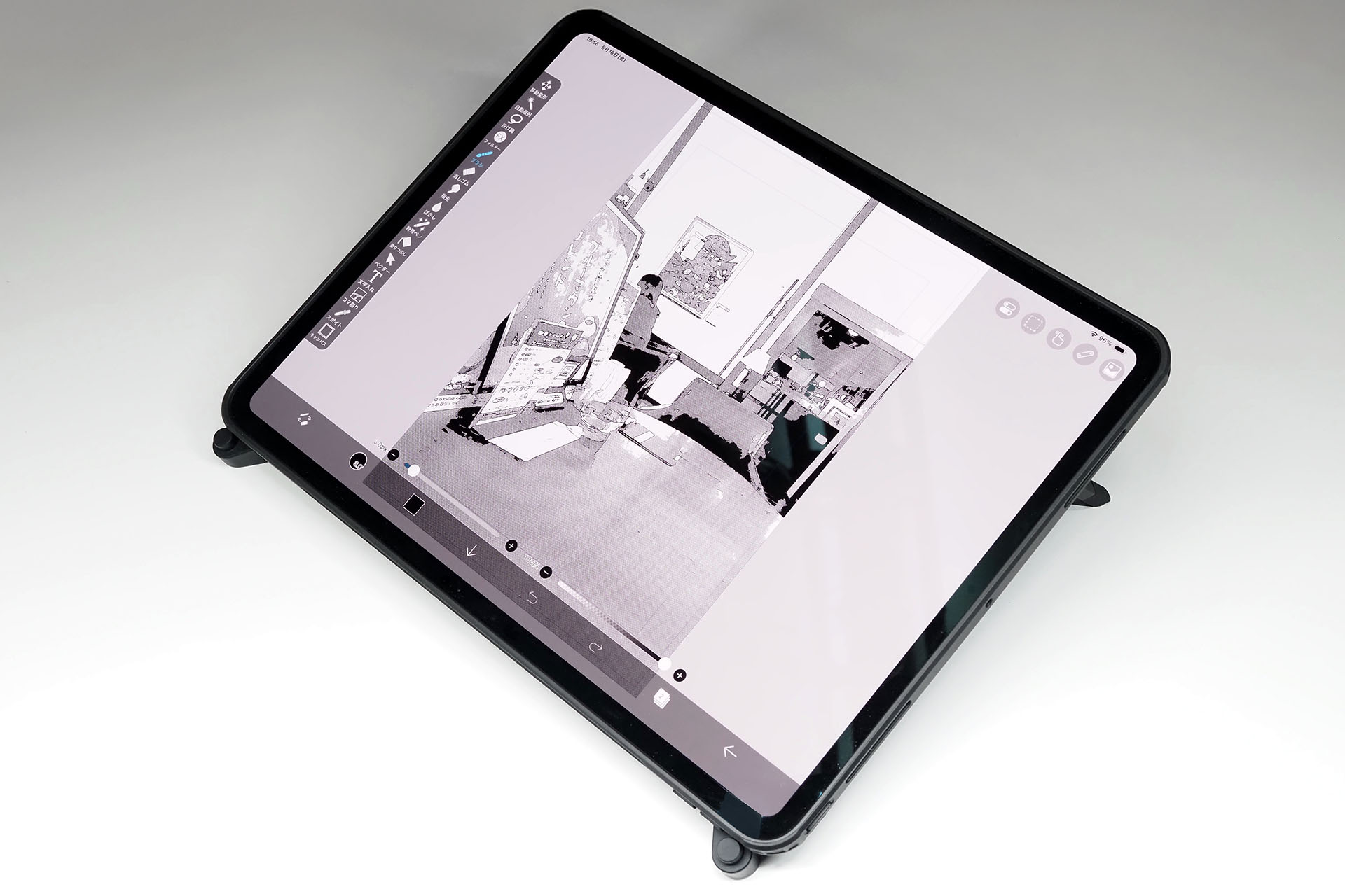 前出のWacom Movink 13用スタンドに13インチiPad Pro（M4）を置いた様子。Apple Pencilでお絵描き系アプリを使うのにちょうどいい！