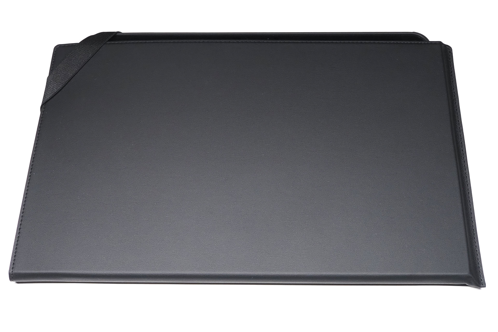 前出のWacom Movink 13用ケースに、薄いケースに入れた13インチiPad Pro（M4）を入れた様子。iPadの長辺が1cmほど出てしまうが、まずまず使えるという感じ。