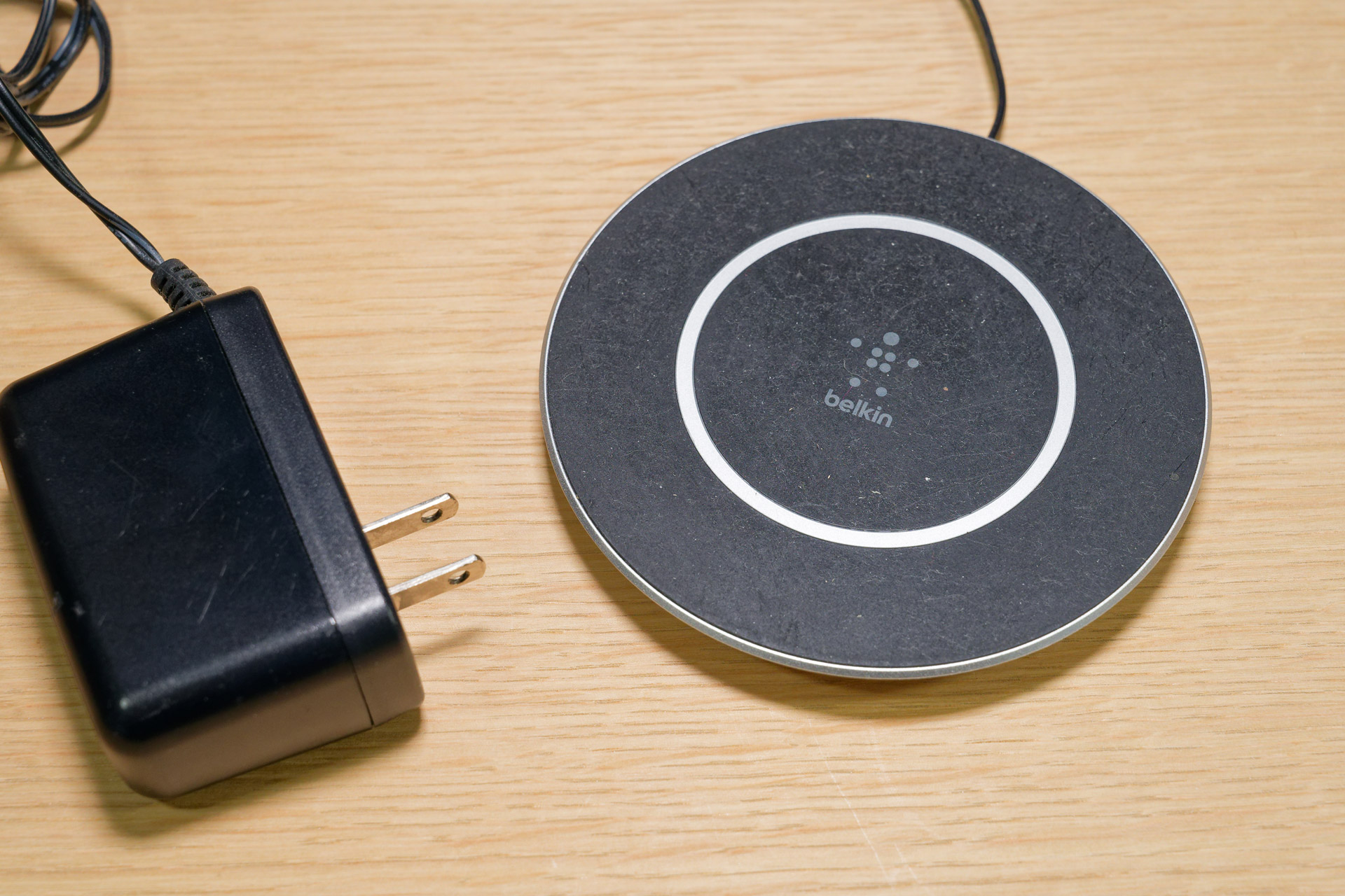 7年前に購入したワイヤレス充電器。さすがにボロボロ気味