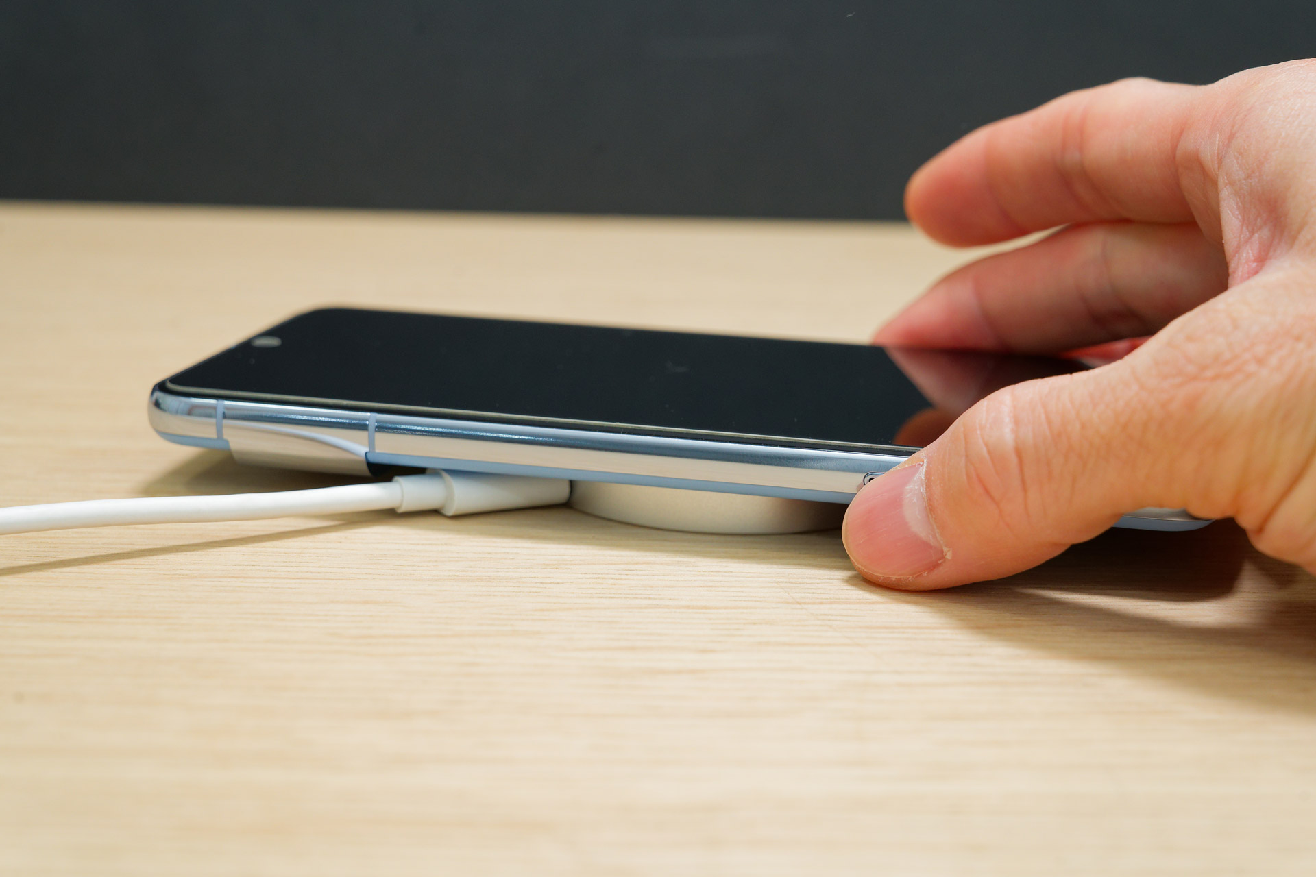 充電中は、持ち上げるときに指を差し込みやすいちょうどいい高さ