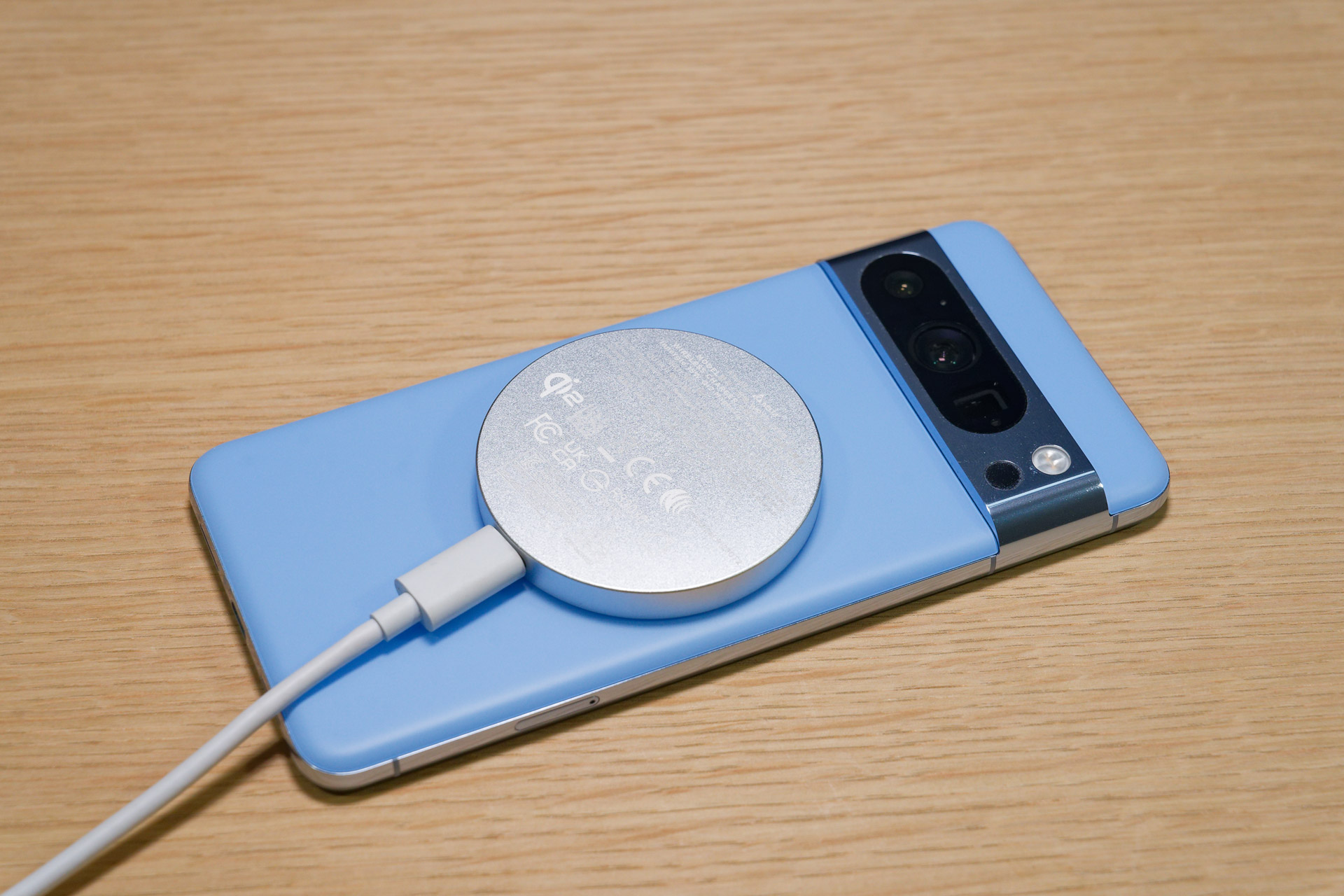 Google Pixel 8 Proも、緩くではあるがマグネットでくっつく