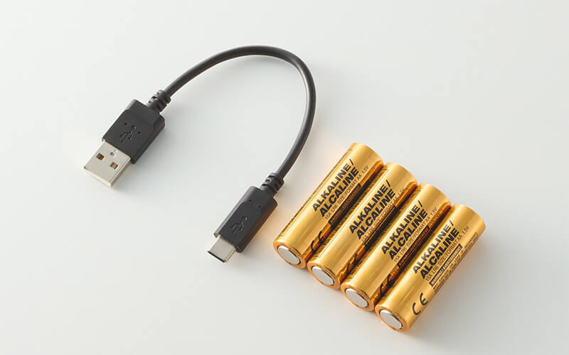 付属の給電用のケーブルは本体と同色のものが付属。電池はアルカリ乾電池とニッケル水素電池との混在使用は不可