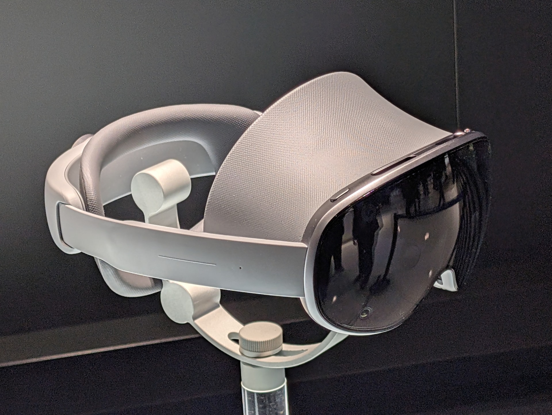 Project Moohanで開発中のデバイス（2025年3月、MWC 25のサムスンブースで展示されたもの）