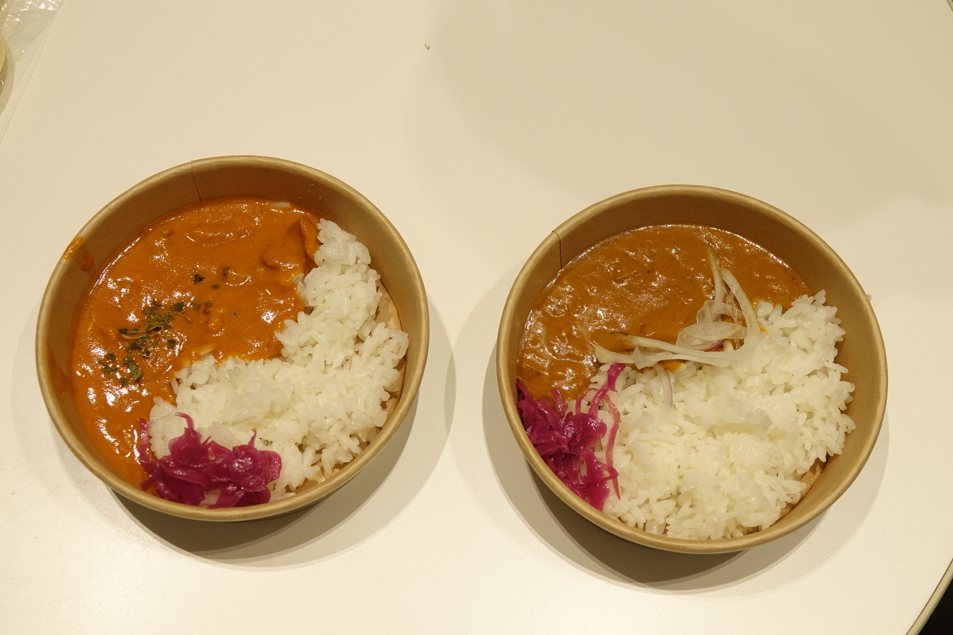 店内で提供されるカレーとコーヒー（試食版）