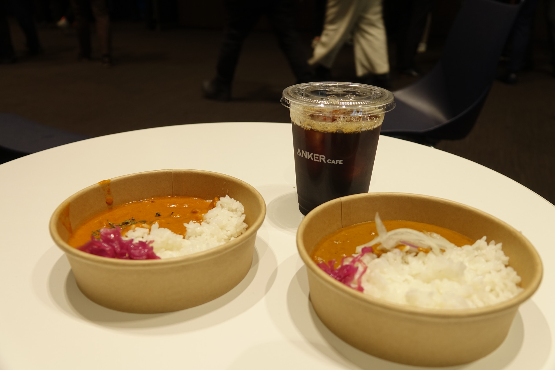 店内で提供されるカレーとコーヒー（試食版）