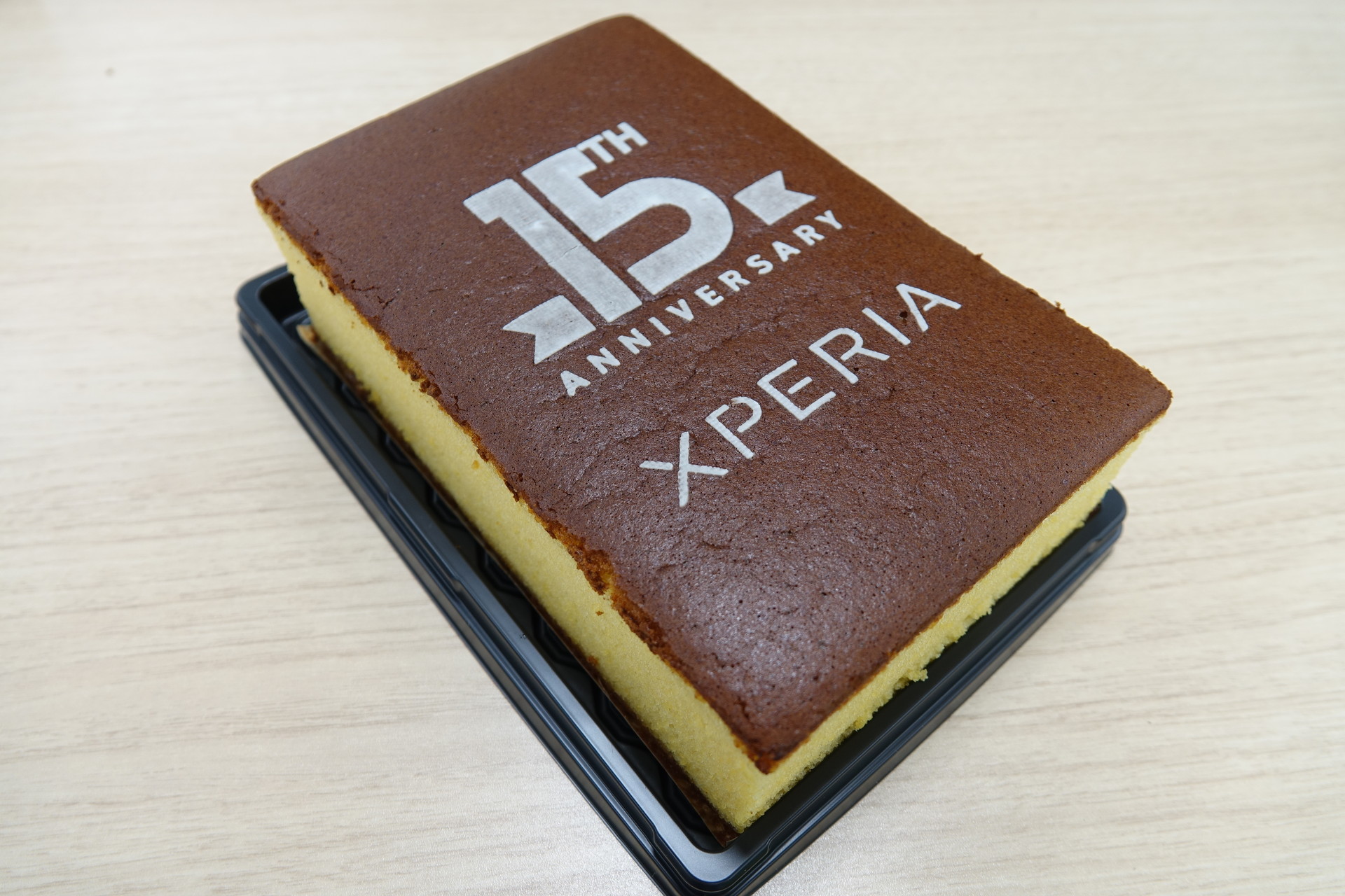 左＝おみやげのカステラ。右＝Xperia 1 VI