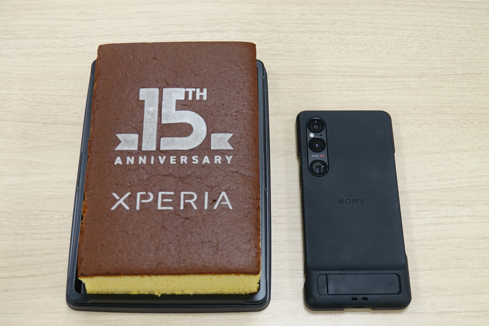 左＝おみやげのカステラ。右＝Xperia 1 VI
