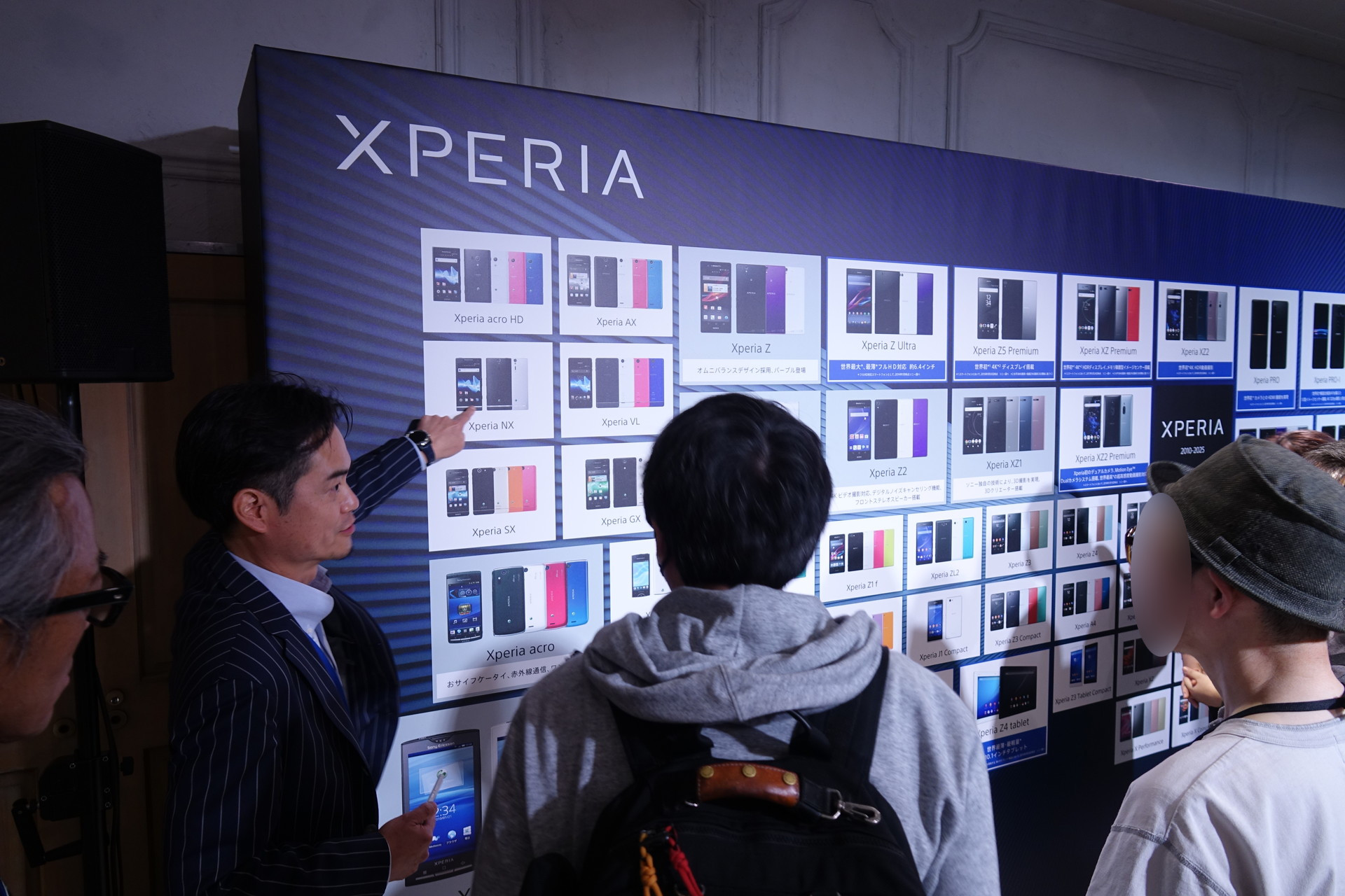 参加者らと交流するソニーマーケティング 大澤氏（写真左）