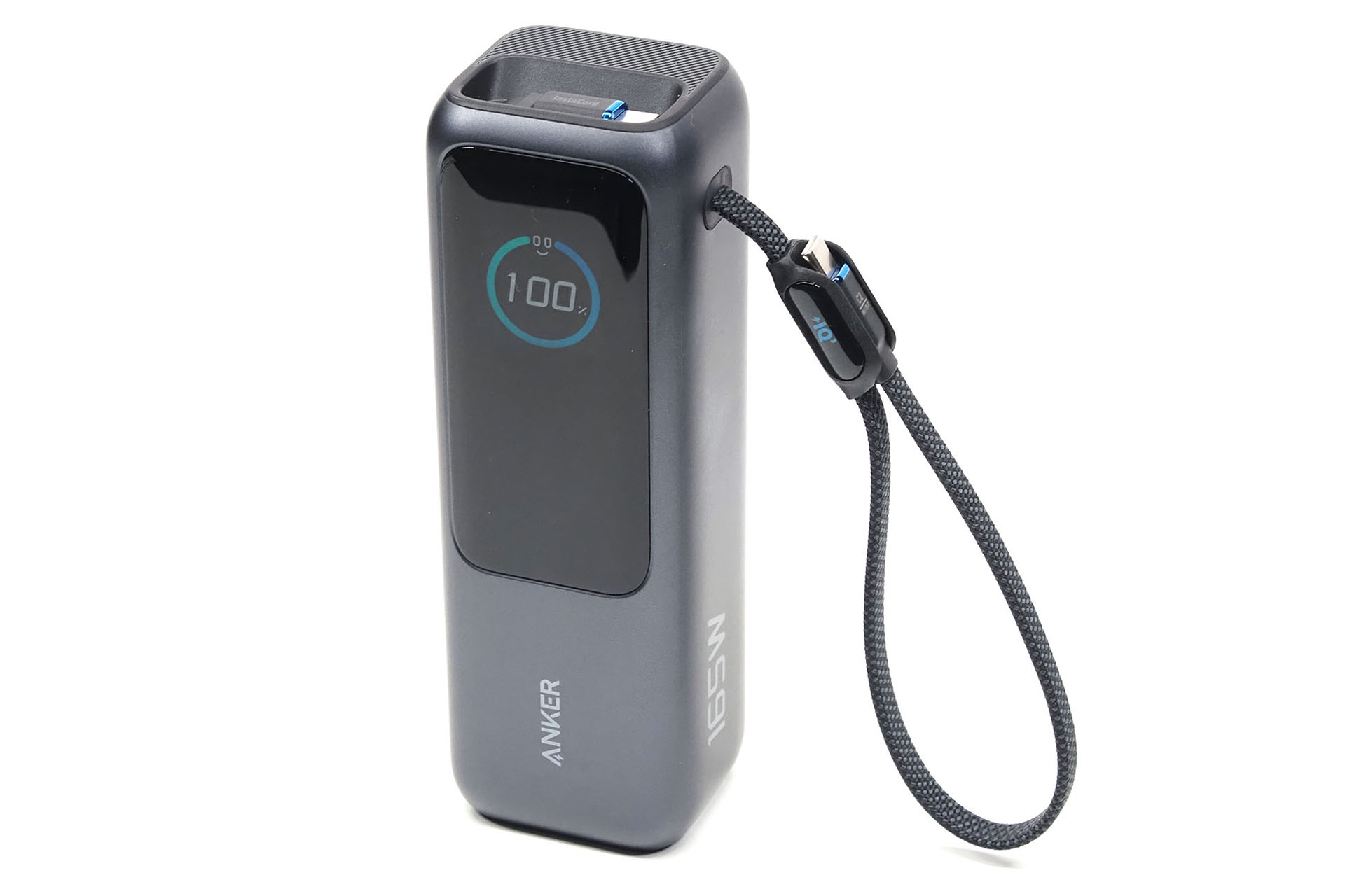「<a href="https://www.ankerjapan.com/products/a1695" class="strong b">Anker Power Bank（25000mAh、Built-In＆巻取り式 USB Type-C ケーブル）</a>」というモバイルバッテリーで、2本のUSB-Cケーブルを「内蔵」している。直販価格は1万4990円。