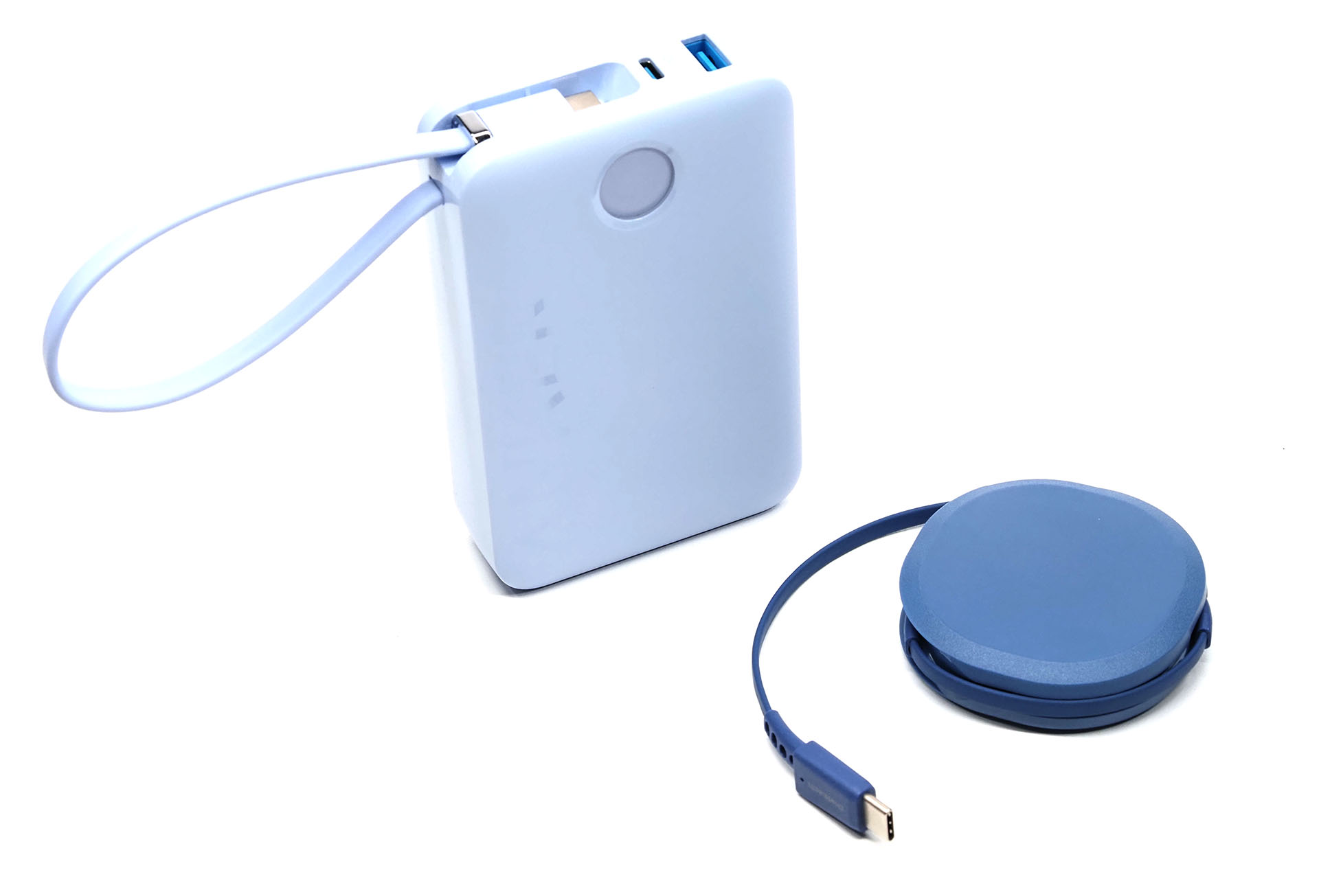 薄紫色のモバイルバッテリーはAnker「Anker Power Bank (20000mAh、22.5W、Built-In USB Type-C ケーブル)」で、USB-Cケーブル×1本を内蔵している。その隣にあるのが「片側巻き取り式」のUSBケーブルで、オウルテックの「katamaki」だ。「出先で2台のデバイスを充電するかも」という場合に上記のような組み合わせで携帯。