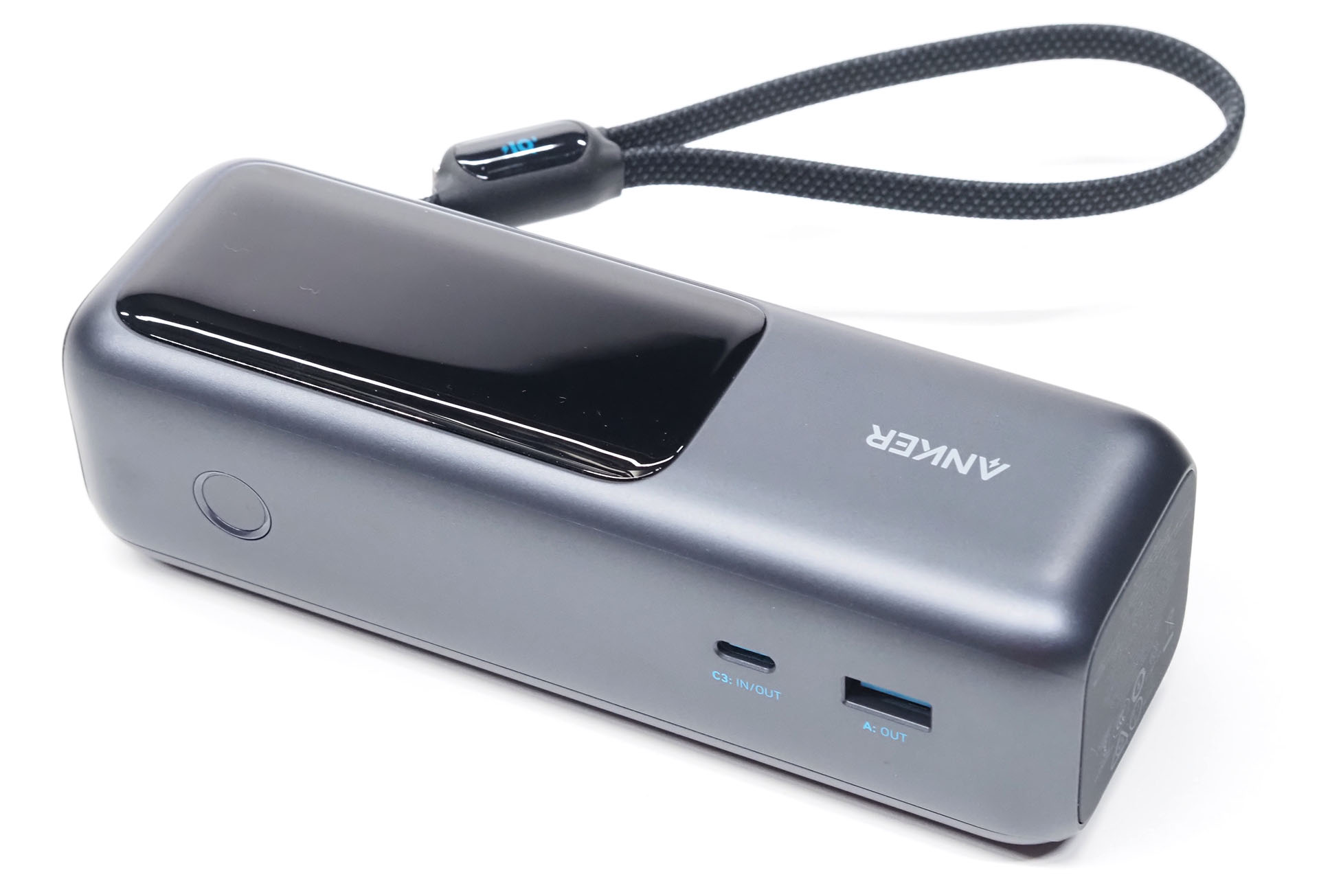 本体側面にUSB Type-CポートとUSB Type-Aを備える。