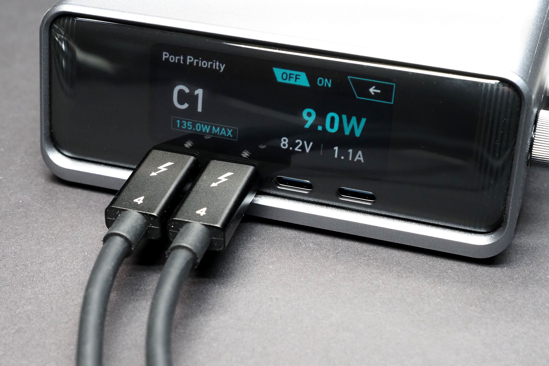 USB急速充電器の「Anker Prime Charger （250W、6 Ports、GaN）」のディスプレイ表示例。非常に詳細な動作状況が表示される。