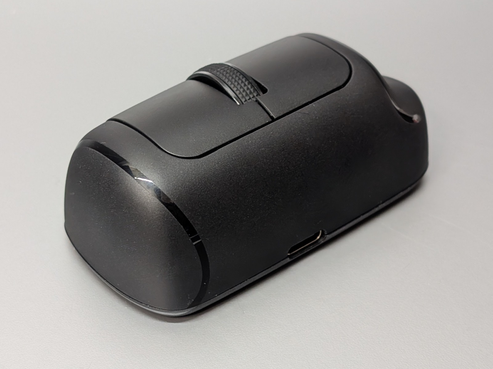 背面。充電用のUSB Type-Cポートがある
