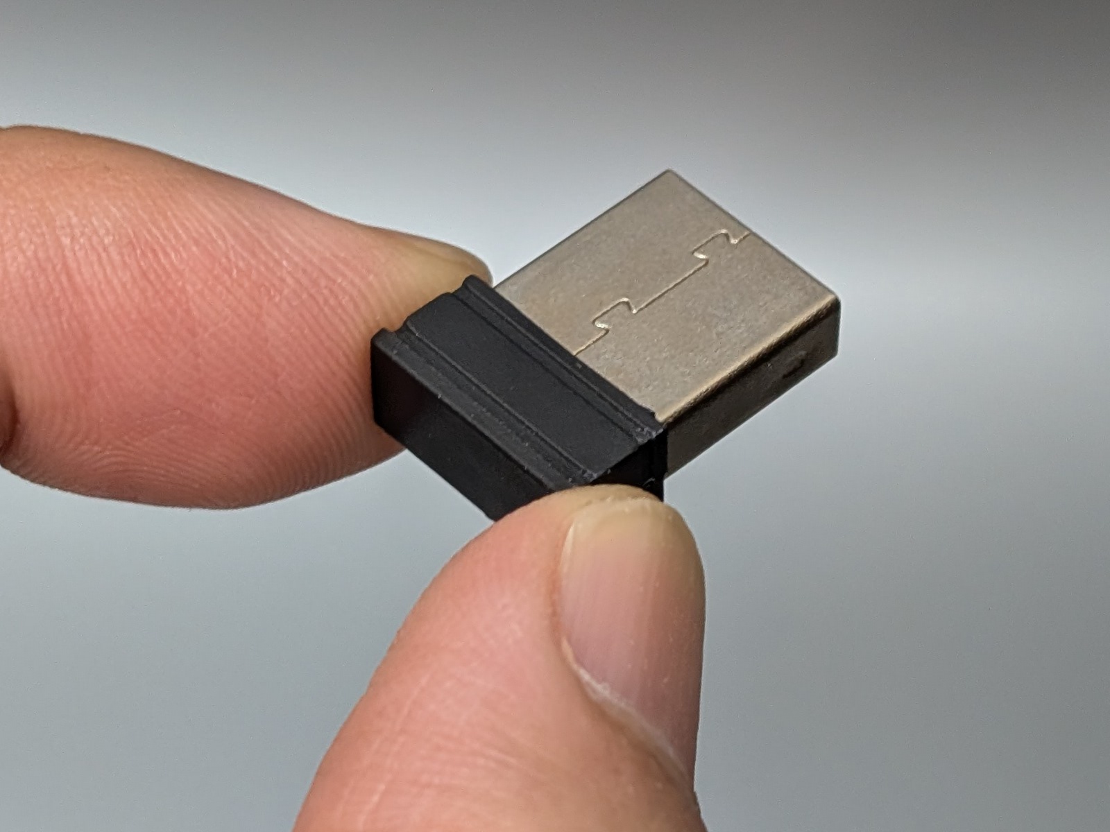 付属のUSBドングル。ほかにBluetoothも選択できる