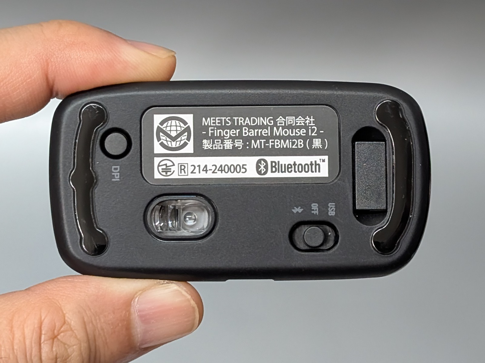 底面にはUSBドングルを収納可能。DPI切替スイッチも用意される