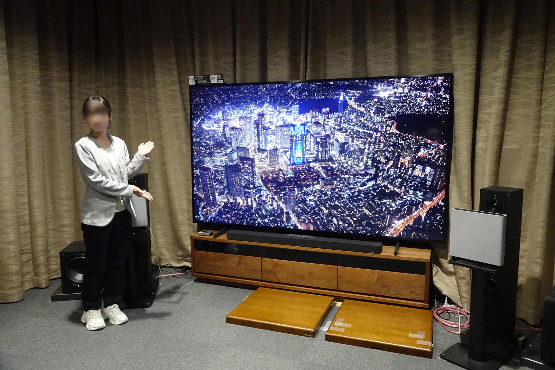 98型の大画面液晶テレビ「BRAVIA 5」