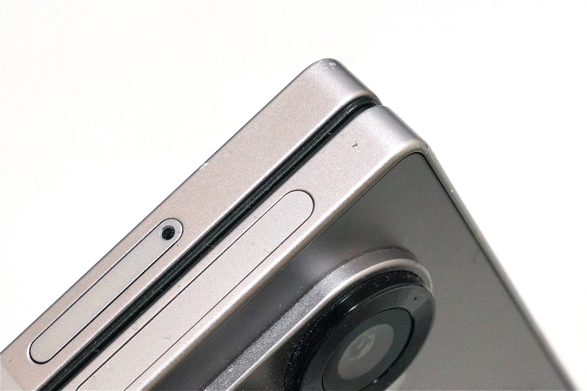 1回目の落下でミリ波アンテナ上部にわずかな傷が、2回目で反対側のフレーム上部に傷がついたが、遠目だとほとんど分からないレベルだ