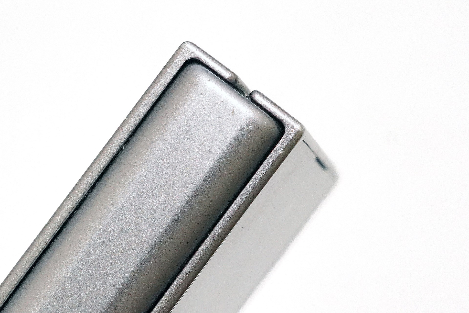 ヒンジにもわずかに傷がついたが、開閉などの動作にはまったく問題ない