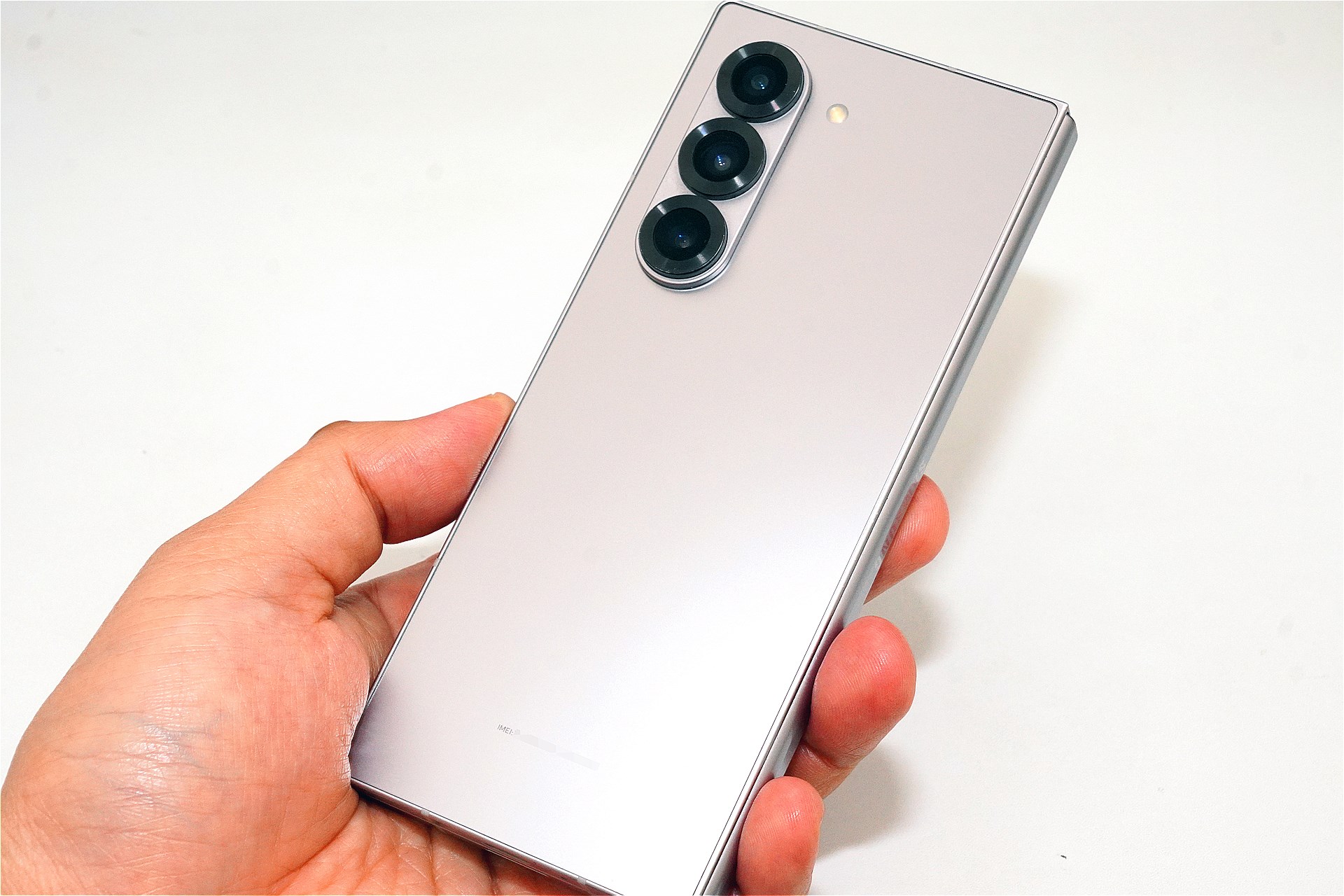 背面も傷や割れはない。Corning Gorilla Glass Victus 2の耐久性のお陰と言えるだろう